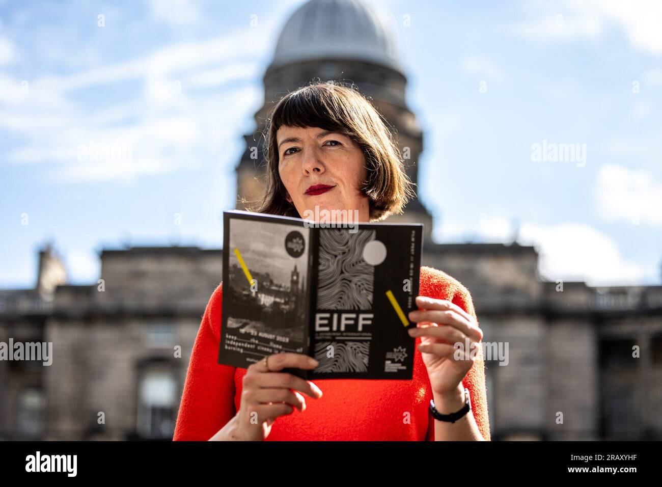 Edimburgo, Regno Unito. 6 luglio 2023 nella foto: Kate Taylor, direttore del Festival con il programma Film Festival. L'Edinburgh International Film Festival, che quest'anno è ospitato dall'Edinburgh International Festival, torna per una celebrazione di sei giorni del cinema audace ed eclettico nel cuore della più grande celebrazione delle arti del mondo La direttrice del Festival Kate Taylor si unisce ai membri del team di programmazione di quest'anno per mostrare la loro nuova brochure del festival, ambientata sullo sfondo pittoresco dell'Old College Quad dell'Università di Edimburgo. Crediti: Rich Dyson/Alamy Live News Foto Stock