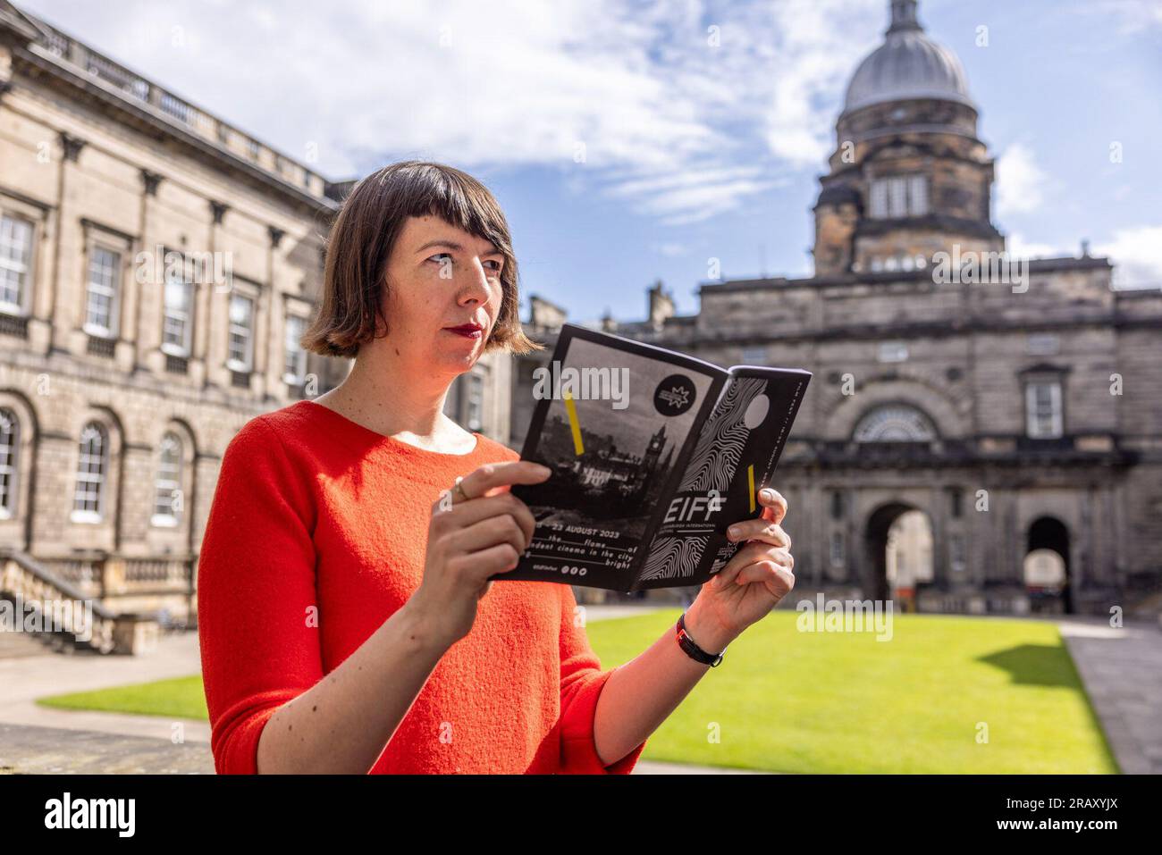 Edimburgo, Regno Unito. 6 luglio 2023 nella foto: Kate Taylor, direttore del Festival con il programma Film Festival. L'Edinburgh International Film Festival, che quest'anno è ospitato dall'Edinburgh International Festival, torna per una celebrazione di sei giorni del cinema audace ed eclettico nel cuore della più grande celebrazione delle arti del mondo La direttrice del Festival Kate Taylor si unisce ai membri del team di programmazione di quest'anno per mostrare la loro nuova brochure del festival, ambientata sullo sfondo pittoresco dell'Old College Quad dell'Università di Edimburgo. Crediti: Rich Dyson/Alamy Live News Foto Stock