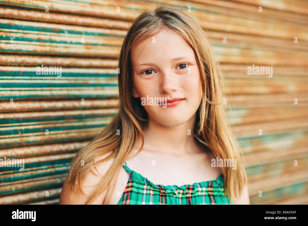 Ritratto ravvicinato all'aperto di adorabile bambina Foto Stock