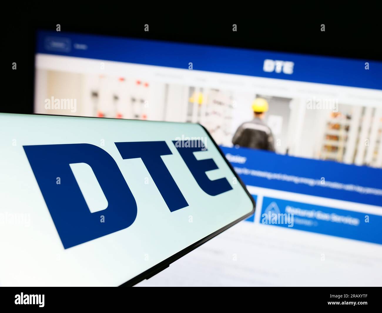 Smartphone con logo della società americana DTE Energy Co. Sullo schermo di fronte al sito Web aziendale. Mettere a fuoco il display centrale sinistro del telefono. Foto Stock