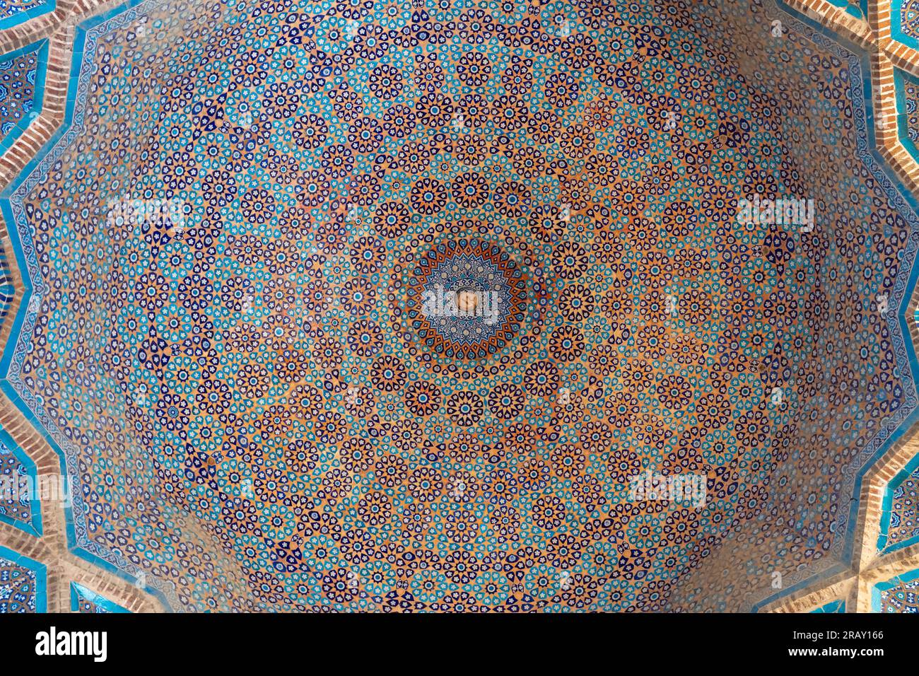 Splendido design floreale e geometrico blu bianco marrone all'interno della cupola presso l'antica moschea Shah Jahan a Thatta, Sindh, Pakistan Foto Stock