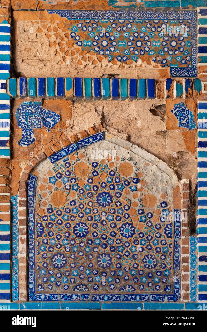 Splendido mosaico tradizionale di piastrelle bianche e blu con design floreale e geometrico all'interno della storica moschea Shah Jahan a Thatta, Sindh, Pakistan Foto Stock