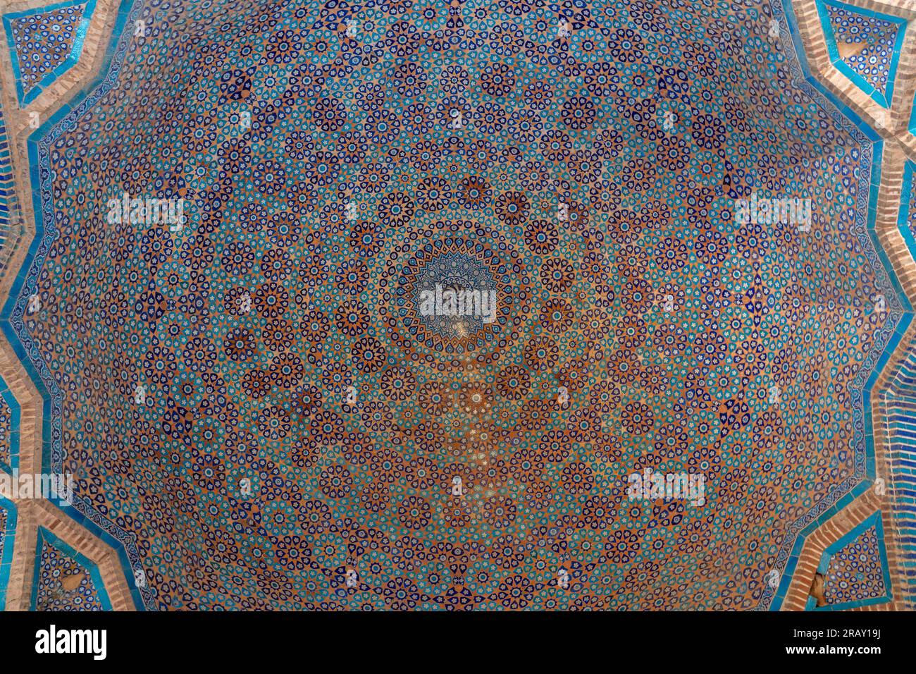 Splendido design floreale e geometrico all'interno della cupola dell'antica moschea Shah Jahan a Thatta, Sindh, Pakistan Foto Stock