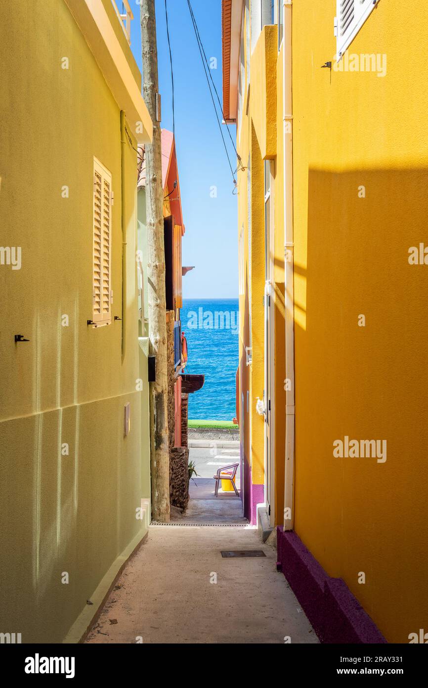 Pittoresca strada stretta con vista sull'oceano nel villaggio di Jardim do Mar, Madeira, Portogallo Foto Stock