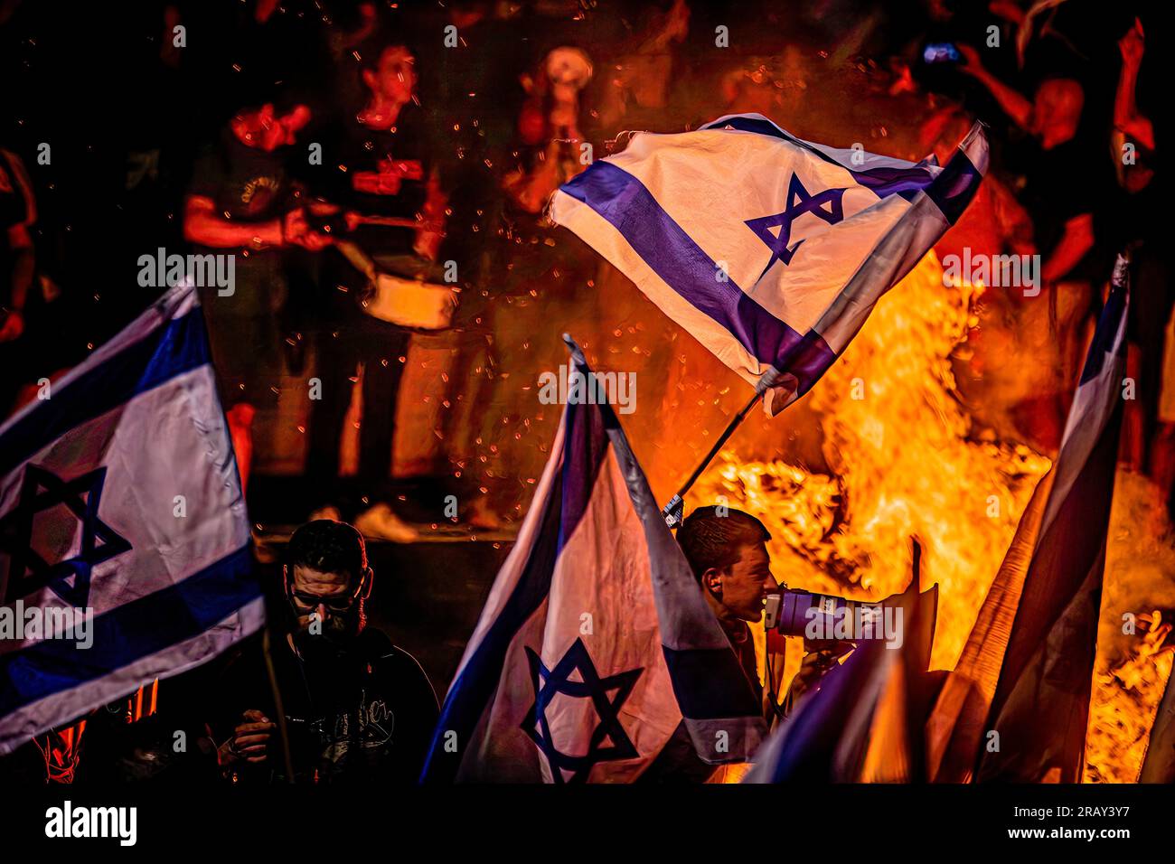 Tel Aviv, Israele. 5 luglio 2023. I manifestanti che sventolano bandiere israeliane bloccano l'autostrada Ayalon durante una dimostrazione. Migliaia di manifestanti bloccarono l'autostrada principale di Tel Aviv, le strade principali e gli incroci attraverso Israele in uno spontaneo sfogo di rabbia a seguito delle dimissioni forzate del popolare capo della polizia della città. (Foto di Eyal Warshavsky/SOPA Images/Sipa USA) credito: SIPA USA/Alamy Live News Foto Stock