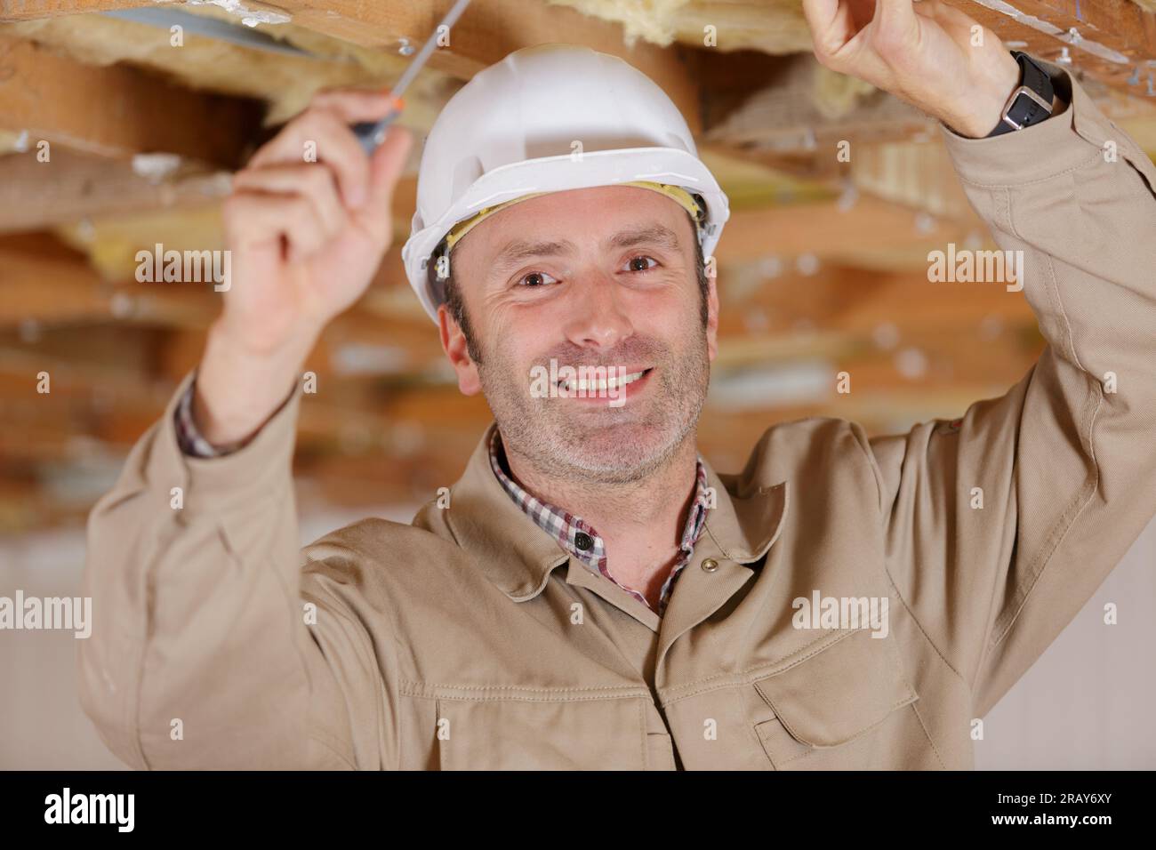 uomo in muratore che lavora al soffitto Foto Stock
