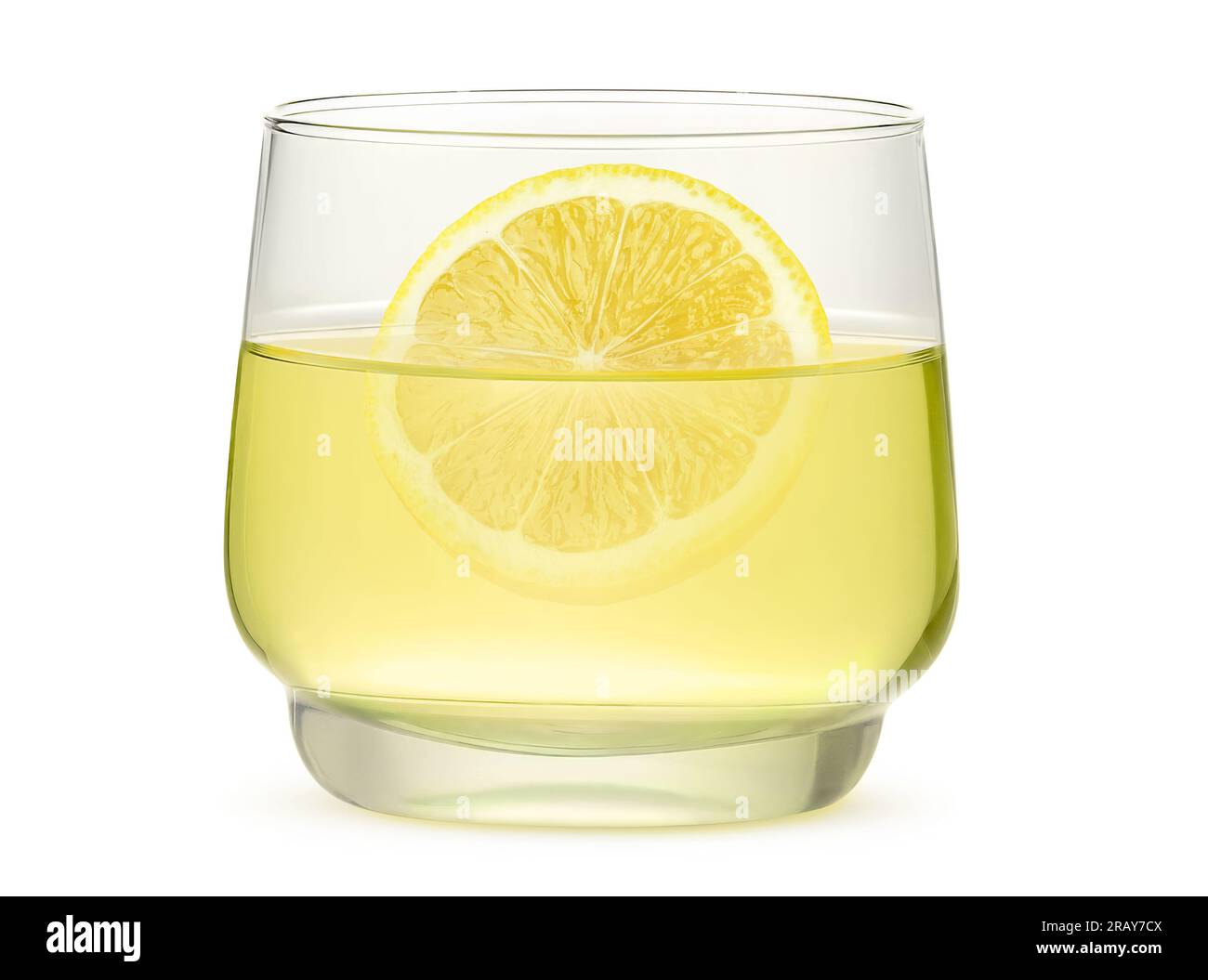 Limonata in un bicchiere con una fetta di limone, isolata su bianco Foto Stock