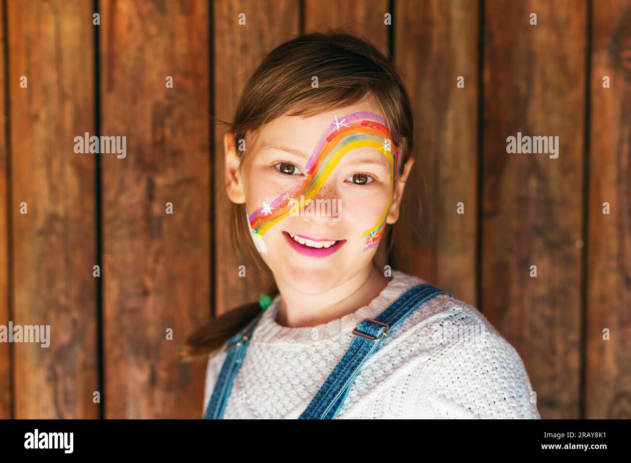 Ritratto ravvicinato dell'adorabile bambina con un face painting per feste di compleanno Foto Stock