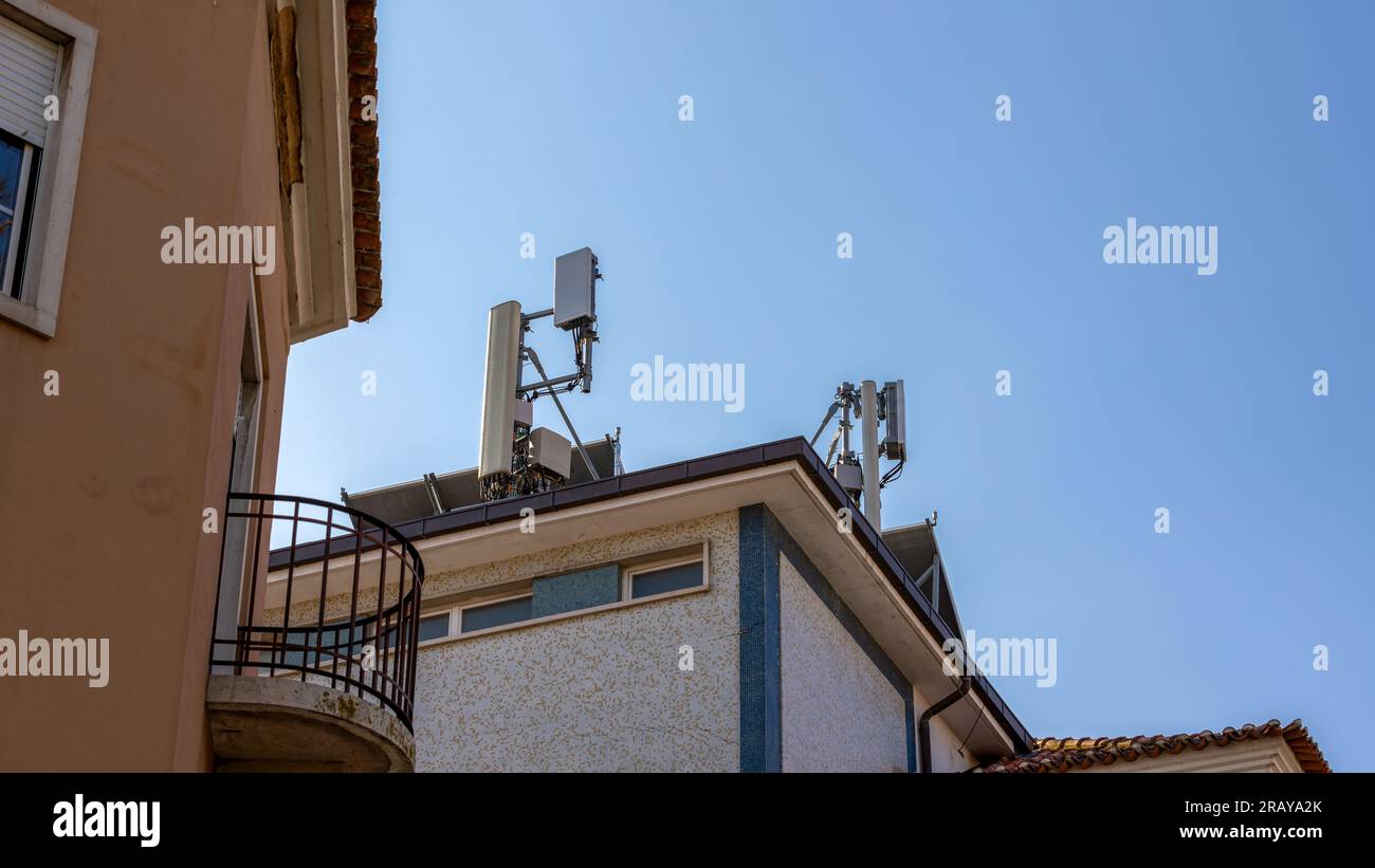 antenna di trasmissione del telefono cellulare, connessione wireless 4g, rete 5g nell'edificio in città Foto Stock
