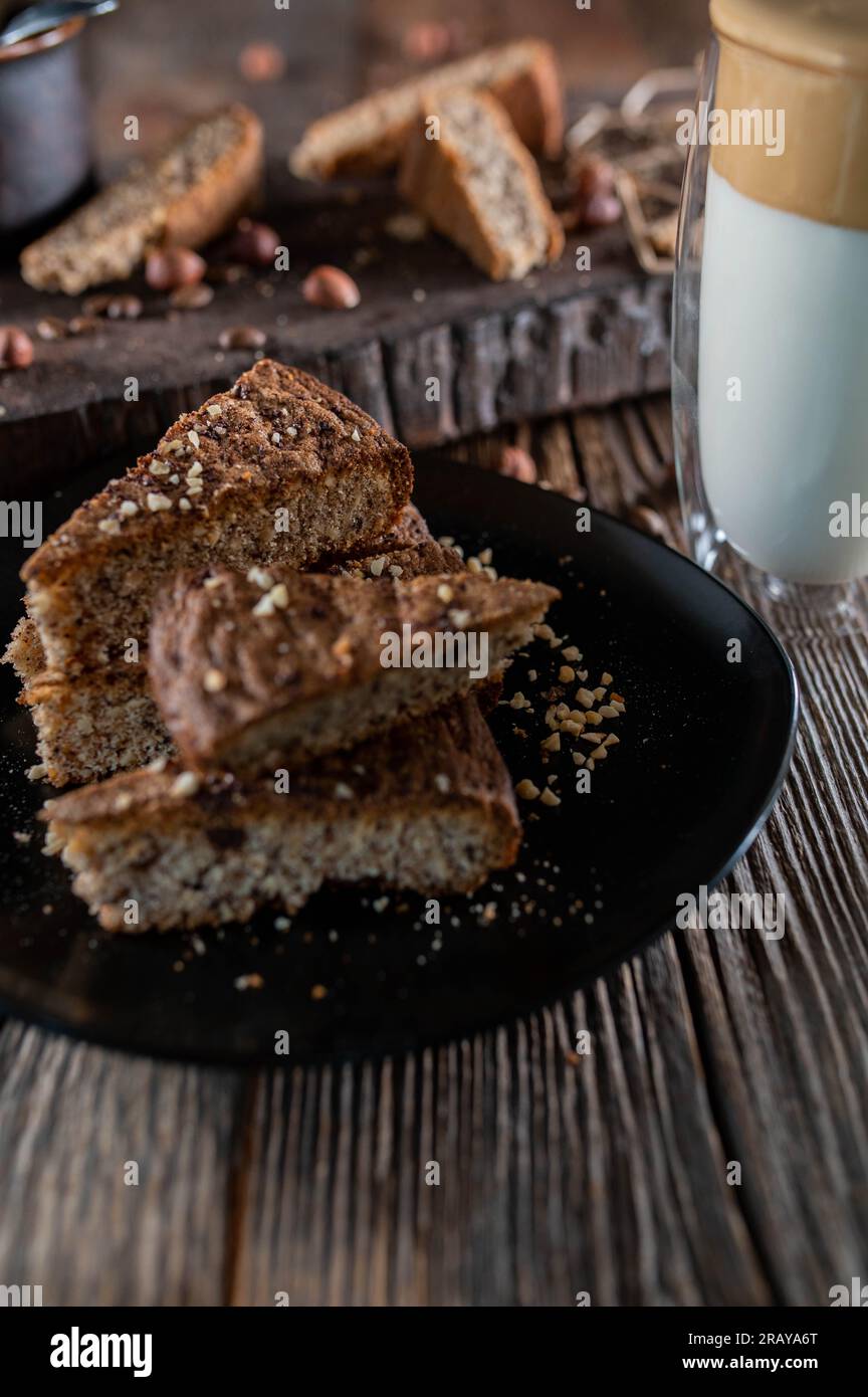 Torta di noci con caffè dalgona su un tavolo di legno Foto Stock