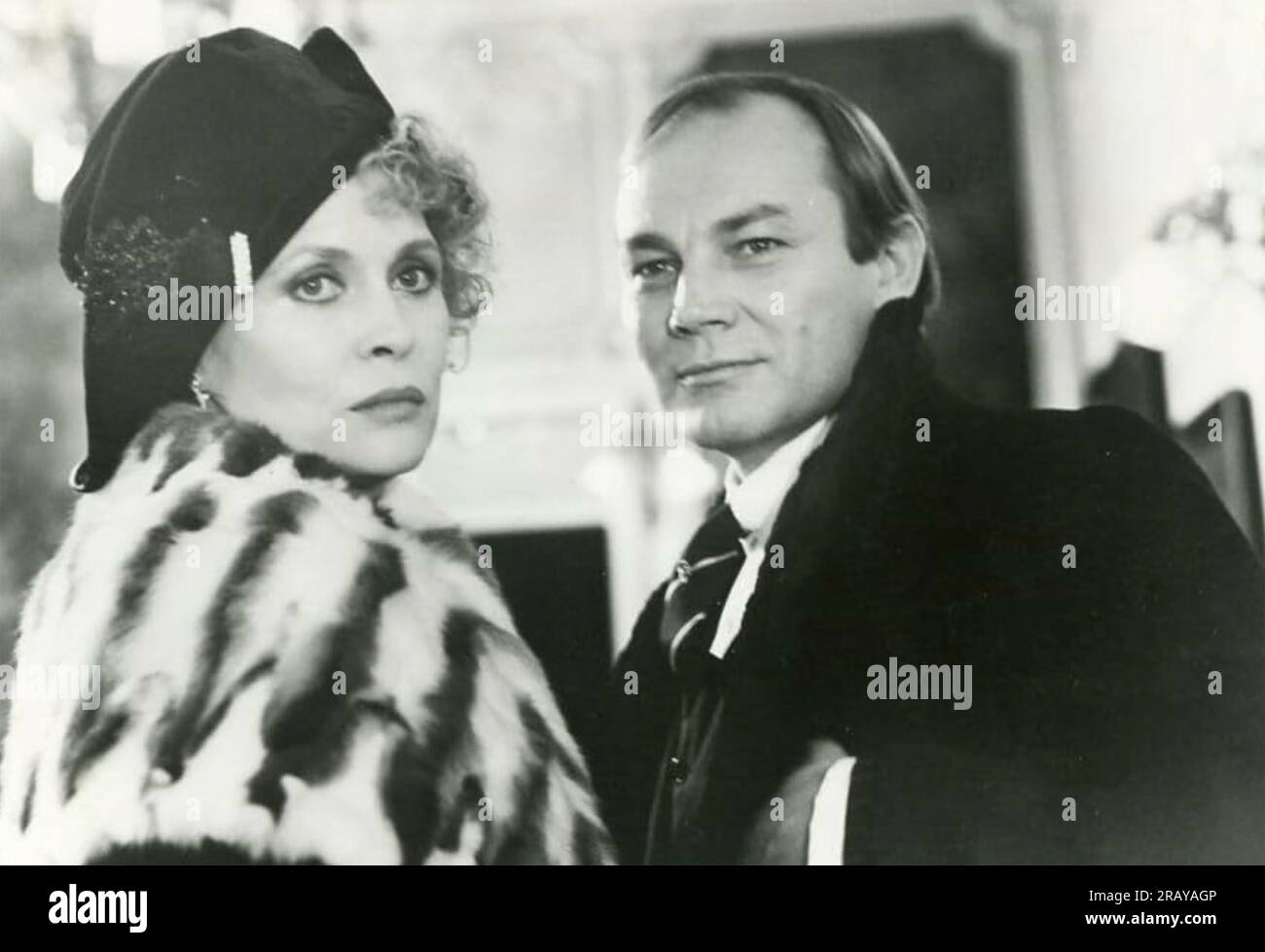 BURNING SECRET 1988 Vestron Pictures film con Faye Dunaway e Klaus Maria  Brandauer Foto stock - Alamy