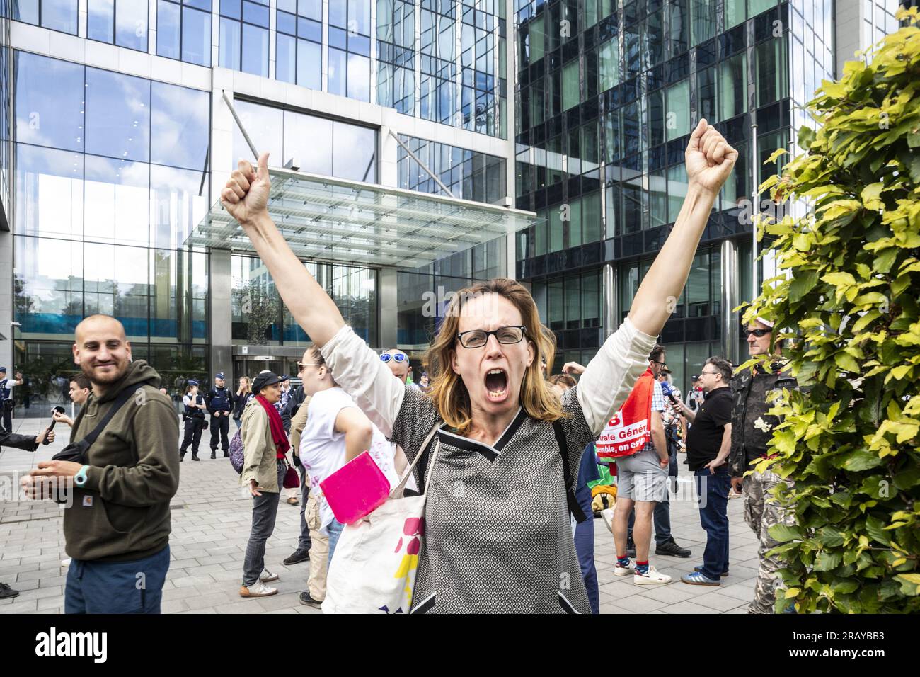 La figura mostra un'azione di protesta "Engie-aan-Zee - Engie-les-Bains" (Engie by the Sea) di fronte alla sede centrale di Engie Electrabel, parte delle azioni di protesta del "codice rosso" a Bruxelles, giovedì 06 luglio 2023. Una coalizione di attivisti e sindacalisti ha intrapreso diverse azioni sotto la bandiera del "Code Red" (Code Rouge - Code Rood) per denunciare i 3,4 miliardi di dividendi che Engie pagherà ai suoi azionisti per il 2022, mentre la povertà energetica aumenta, I prezzi rimangono troppo elevati e il tasso sociale esteso per lo status di RVT è scaduto il 1° luglio. BELGA FOTO HATIM KAGHAT Foto Stock