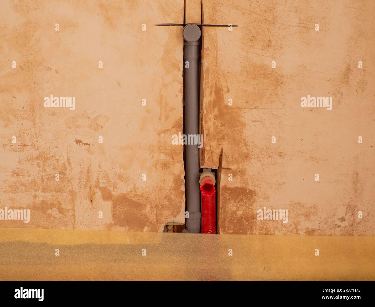 Installazione di tubi dell'acqua e del riscaldamento nell'appartamento. Interventi di manutenzione per impianti di riscaldamento e acqua. Concetto di impianto idraulico e ristrutturazione della casa. Foto Stock