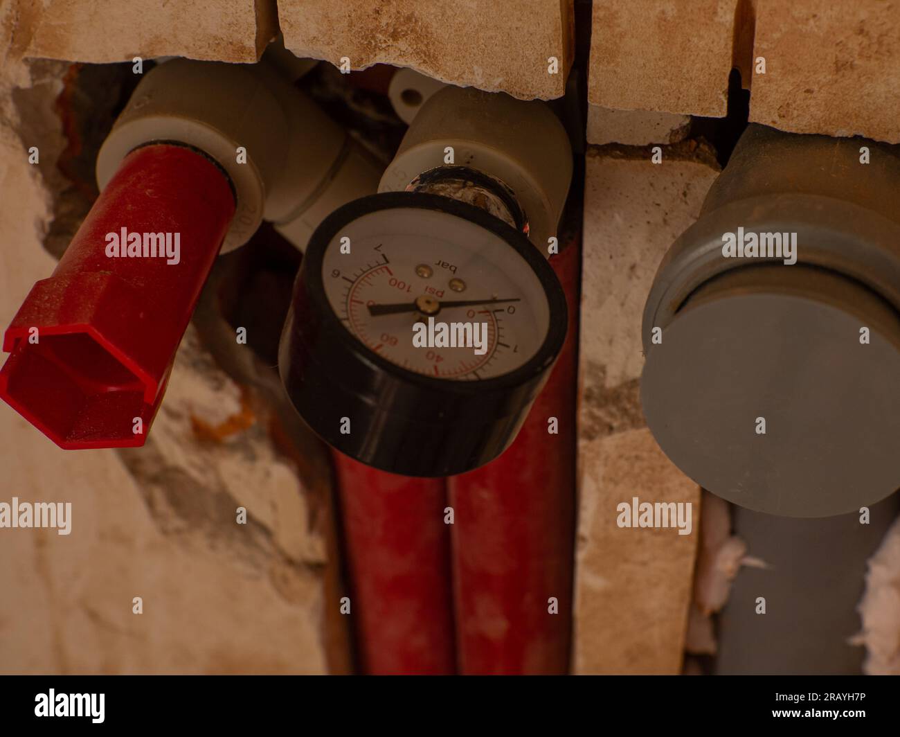 Installazione di tubi dell'acqua e del riscaldamento nell'appartamento. Interventi di manutenzione per impianti di riscaldamento e acqua. Concetto di impianto idraulico e ristrutturazione della casa. Foto Stock