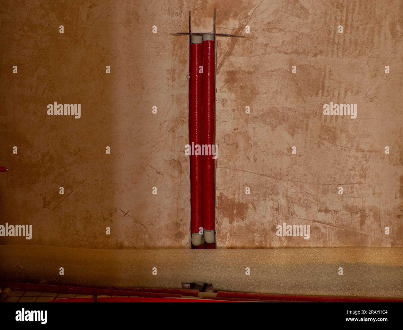 Installazione di tubi dell'acqua e del riscaldamento nell'appartamento. Interventi di manutenzione per impianti di riscaldamento e acqua. Concetto di impianto idraulico e ristrutturazione della casa. Foto Stock