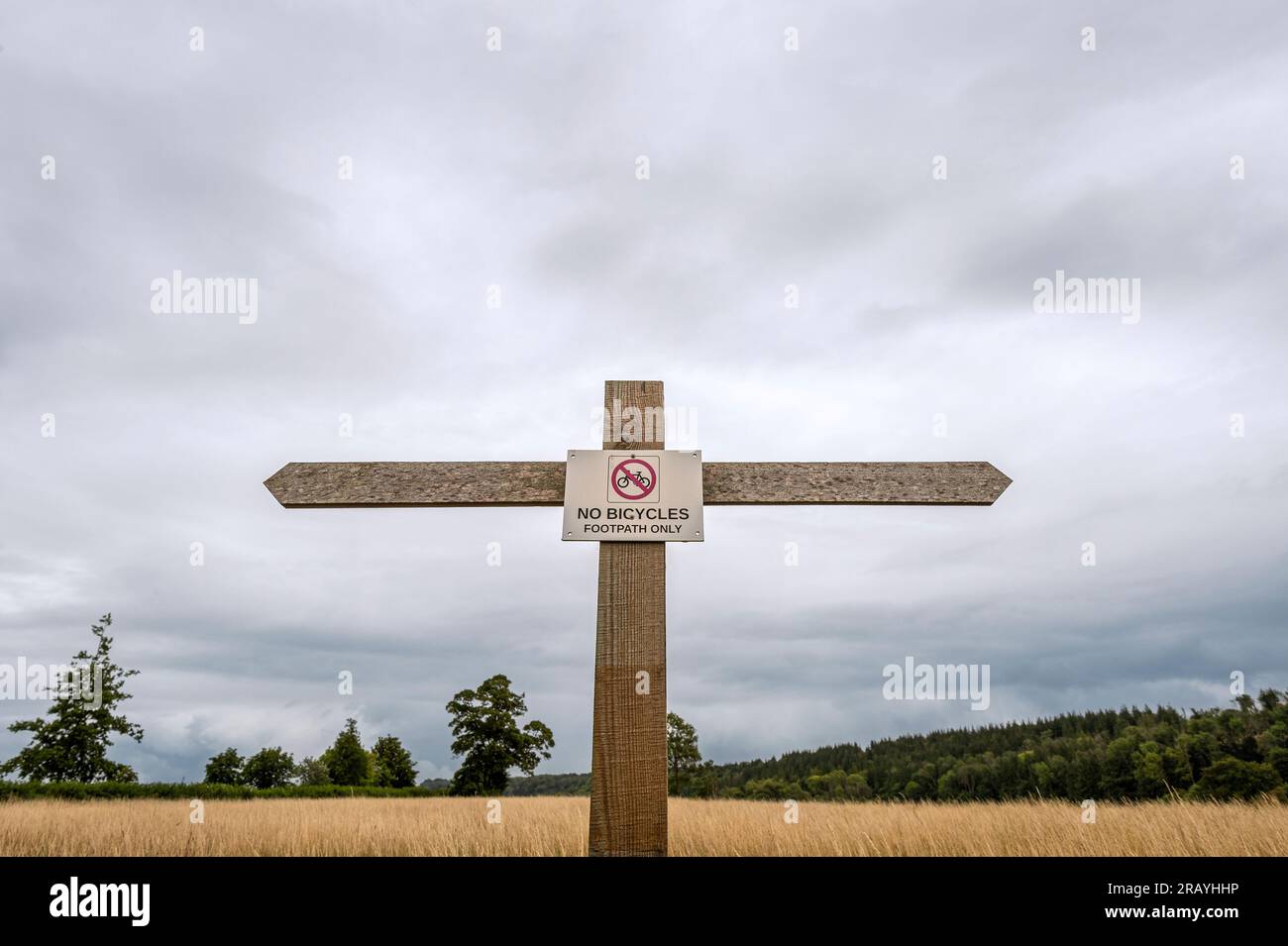 Non ci sono biciclette, c'è solo un cartello su un palo di legno in campagna. Foto Stock