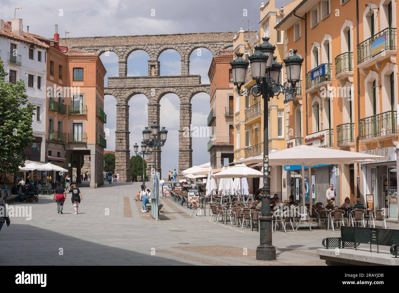 Segovia Spagna, vista in estate lungo l'Avenida Acueducto che mostra il magnifico acquedotto romano del i secolo d.C. in lontananza, Segovia Spagna Foto Stock