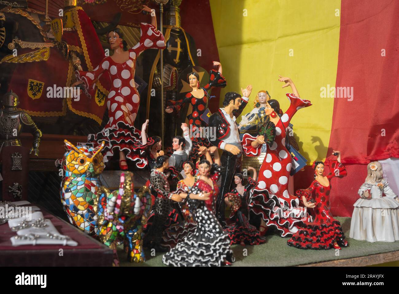 Iconica Spagna, vista delle colorate figurine di flamenco in ceramica in mostra in un negozio di articoli da regalo a Segovia, nel centro della Spagna. Foto Stock