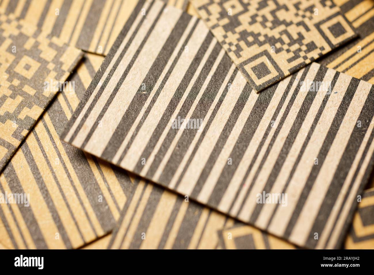 Primo piano di codici a barre e codici qr stampati su cartone marrone Foto Stock