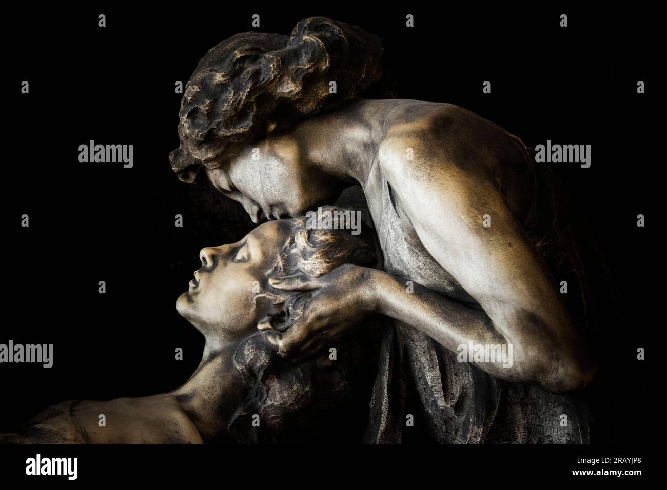 Una scultura monumentale nel Cimitero Monumentale di Milano, Italia Foto Stock
