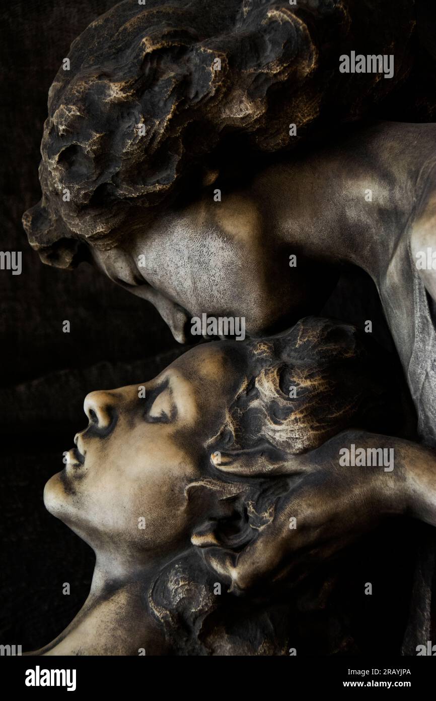 Una scultura monumentale nel Cimitero Monumentale di Milano, Italia Foto Stock