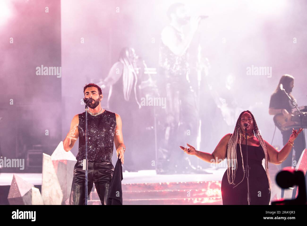 Torino, Italia. 5 luglio 2023. Il cantante italiano Marco Mengoni si è esibito dal vivo sul palco dello Stadio grande Torino. Credito: Andrea Pinna Foto Stock