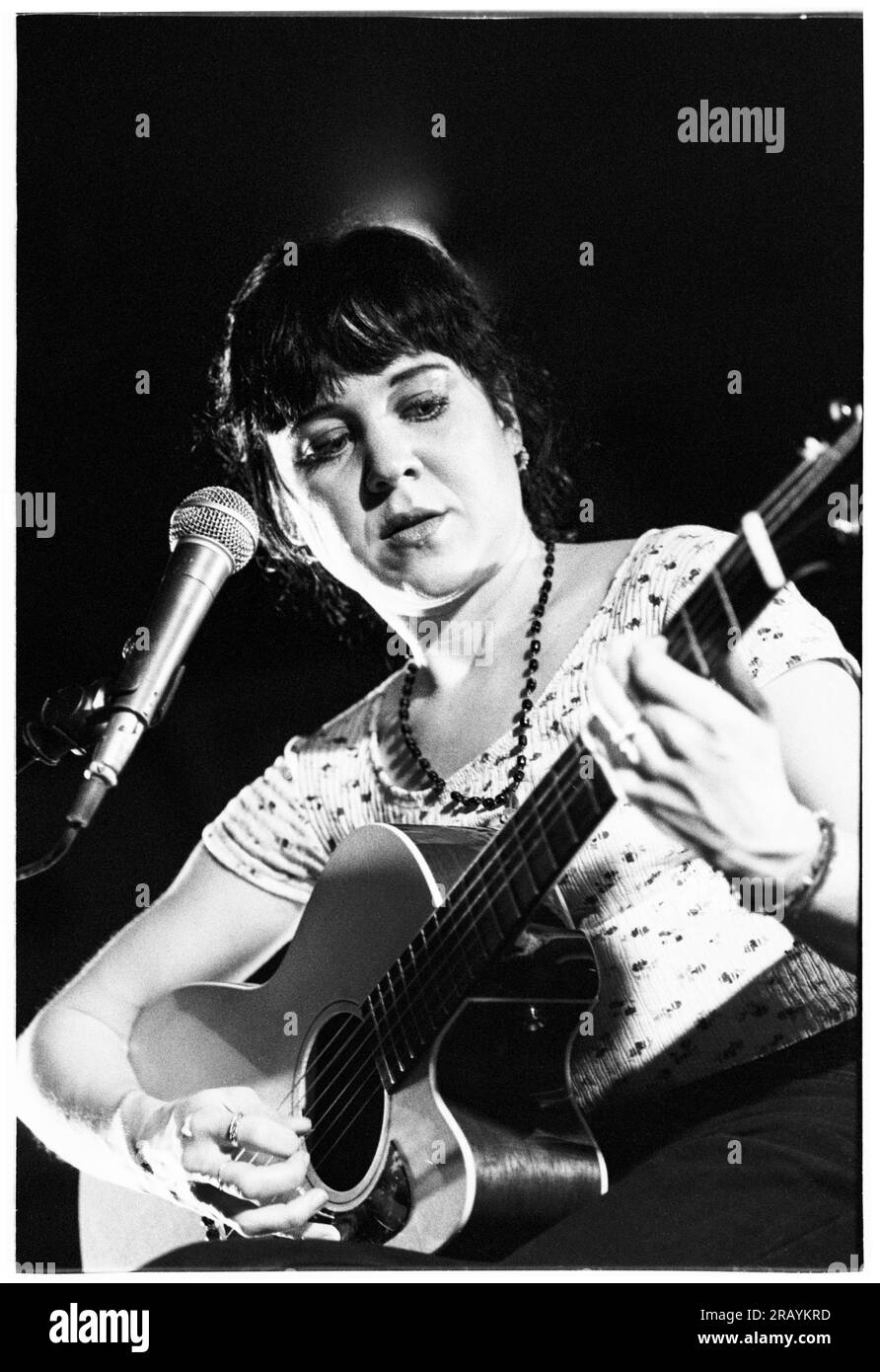 KRISTIN HERSH, BRISTOL, 1994: Kristin Hersh dei Throwing Muses che suona un concerto acustico dal vivo alla Bristol St George's Hall il 24 marzo 1994. Fotografia: Rob Watkins. INFO: Kristin Hersh, cantautrice statunitense, è nota per il suo ruolo influente nel rock alternativo. In qualità di frontwoman dei Throwing Muses, la sua voce distintiva e la poetica scrittura, presentata in opere soliste come "Hips and Makers", hanno lasciato un impatto duraturo sui paesaggi della musica alternativa e indie. Foto Stock