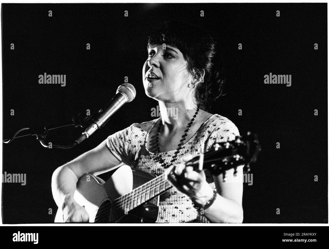 KRISTIN HERSH, BRISTOL, 1994: Kristin Hersh dei Throwing Muses che suona un concerto acustico dal vivo alla Bristol St George's Hall il 24 marzo 1994. Fotografia: Rob Watkins. INFO: Kristin Hersh, cantautrice statunitense, è nota per il suo ruolo influente nel rock alternativo. In qualità di frontwoman dei Throwing Muses, la sua voce distintiva e la poetica scrittura, presentata in opere soliste come "Hips and Makers", hanno lasciato un impatto duraturo sui paesaggi della musica alternativa e indie. Foto Stock