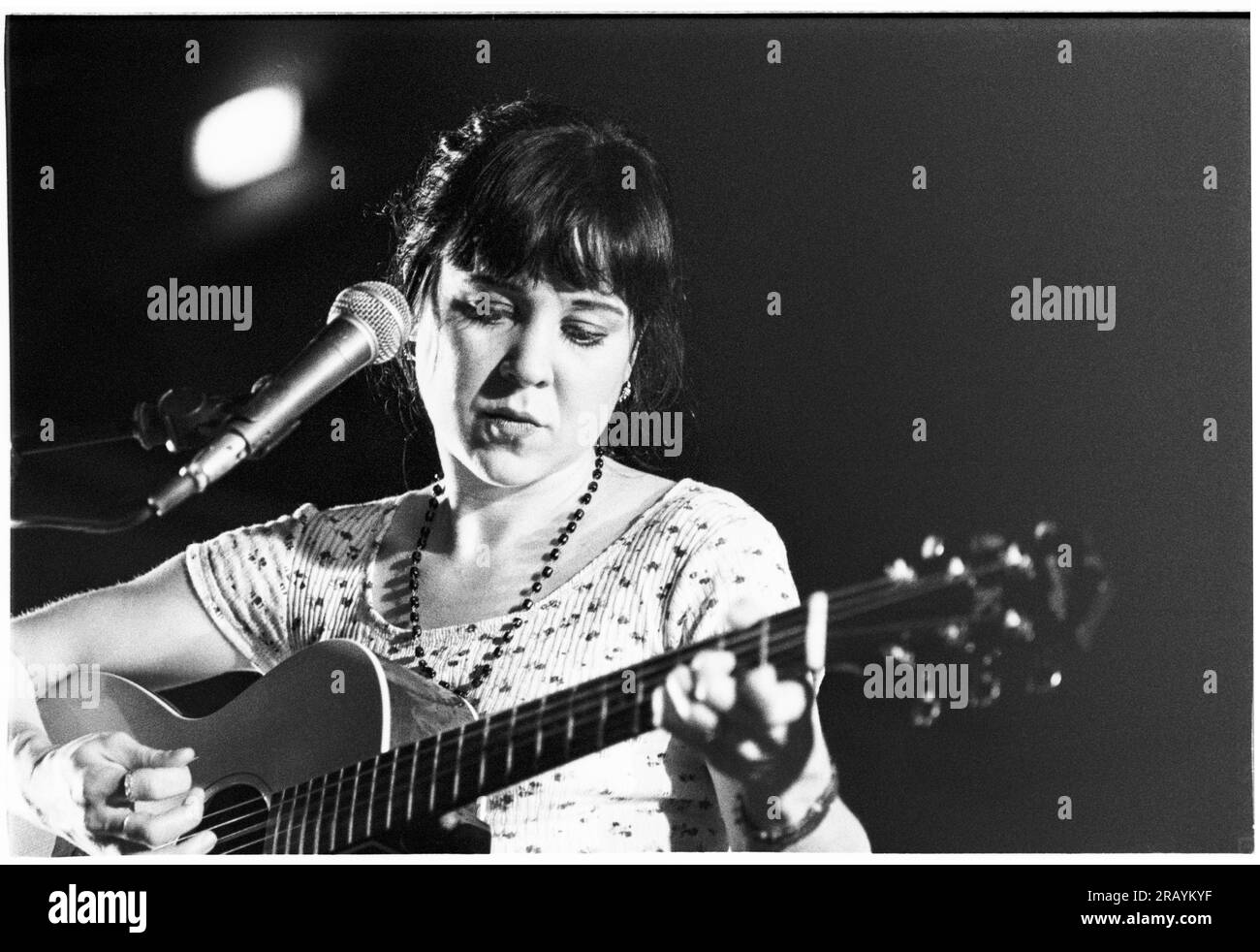 KRISTIN HERSH, BRISTOL, 1994: Kristin Hersh dei Throwing Muses che suona un concerto acustico dal vivo alla Bristol St George's Hall il 24 marzo 1994. Fotografia: Rob Watkins. INFO: Kristin Hersh, cantautrice statunitense, è nota per il suo ruolo influente nel rock alternativo. In qualità di frontwoman dei Throwing Muses, la sua voce distintiva e la poetica scrittura, presentata in opere soliste come "Hips and Makers", hanno lasciato un impatto duraturo sui paesaggi della musica alternativa e indie. Foto Stock