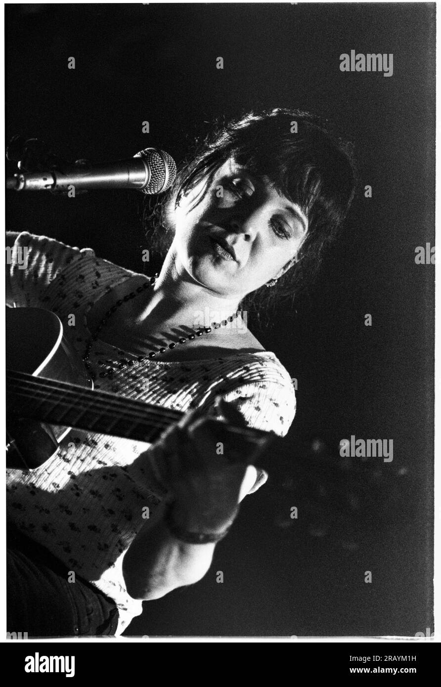 KRISTIN HERSH, BRISTOL, 1994: Kristin Hersh dei Throwing Muses che suona un concerto acustico dal vivo alla Bristol St George's Hall il 24 marzo 1994. Fotografia: Rob Watkins. INFO: Kristin Hersh, cantautrice statunitense, è nota per il suo ruolo influente nel rock alternativo. In qualità di frontwoman dei Throwing Muses, la sua voce distintiva e la poetica scrittura, presentata in opere soliste come "Hips and Makers", hanno lasciato un impatto duraturo sui paesaggi della musica alternativa e indie. Foto Stock