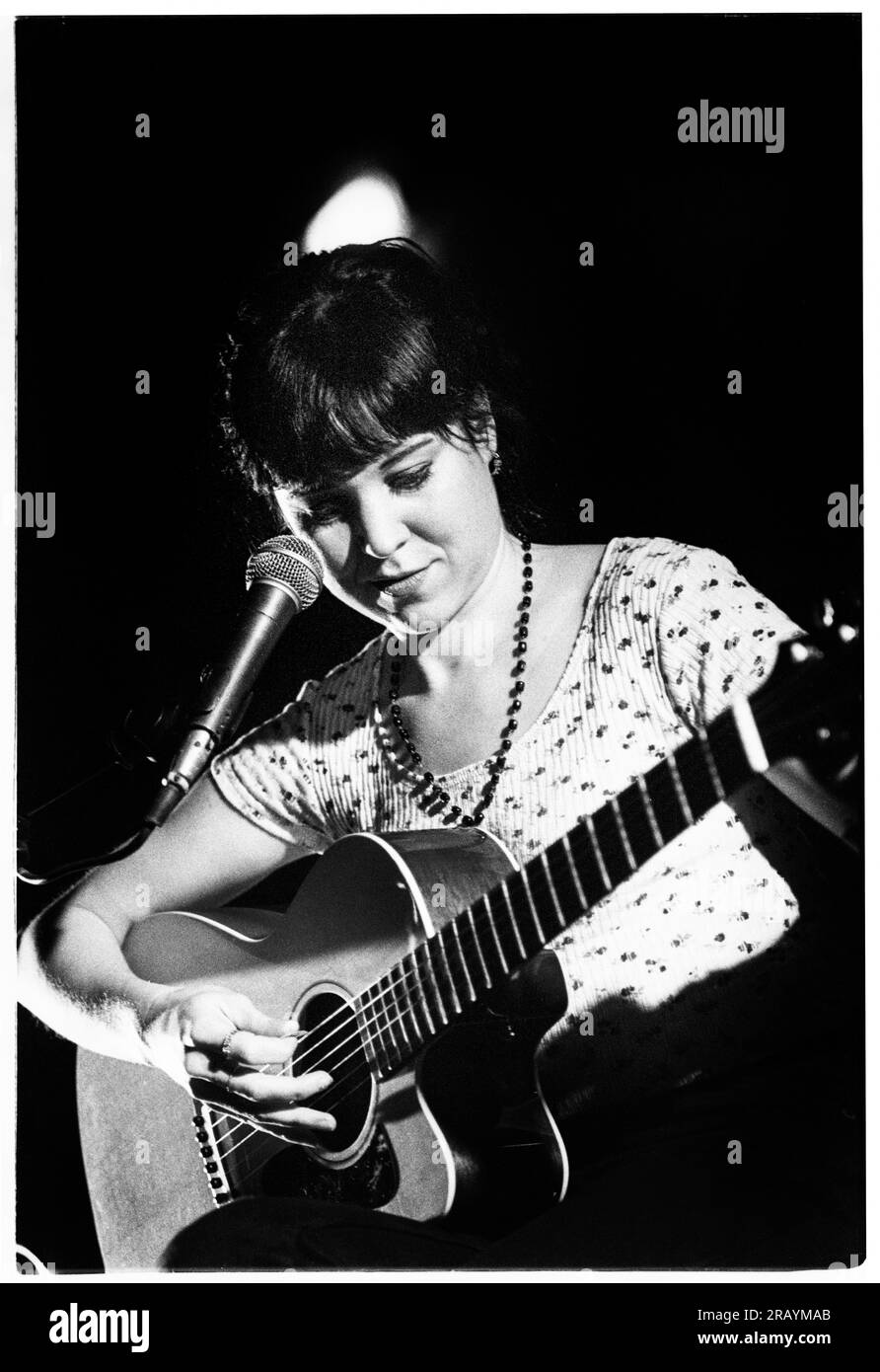 KRISTIN HERSH, BRISTOL, 1994: Kristin Hersh dei Throwing Muses che suona un concerto acustico dal vivo alla Bristol St George's Hall il 24 marzo 1994. Fotografia: Rob Watkins. INFO: Kristin Hersh, cantautrice statunitense, è nota per il suo ruolo influente nel rock alternativo. In qualità di frontwoman dei Throwing Muses, la sua voce distintiva e la poetica scrittura, presentata in opere soliste come "Hips and Makers", hanno lasciato un impatto duraturo sui paesaggi della musica alternativa e indie. Foto Stock