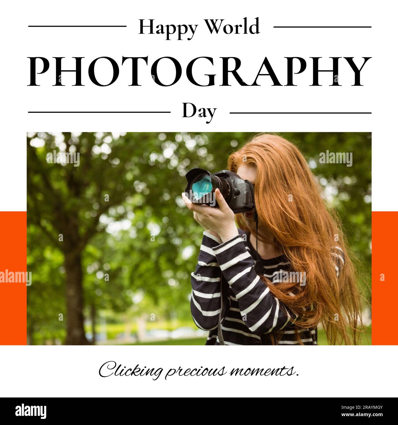 Testo in nero per la giornata della fotografia di un mondo felice con una fotografa caucasica che utilizza una fotocamera reflex Foto Stock