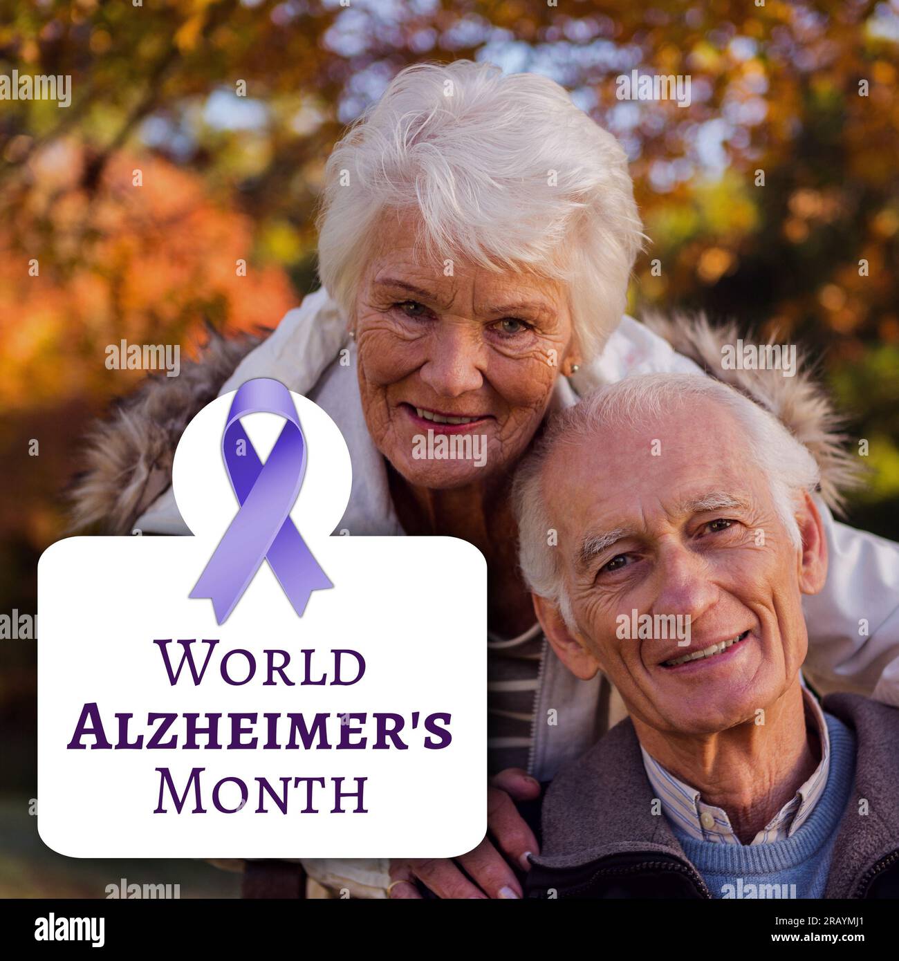 Testo del mese mondiale di alzheimer e nastro su una coppia caucasica anziana felice all'aperto Foto Stock