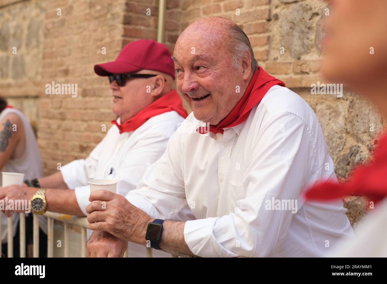 Diverse persone celebrano l'inizio del festival di San Fermin nella Parroquia de San Fermín de los Navarros a Madrid, 6 luglio 2023. Spagna Foto Stock