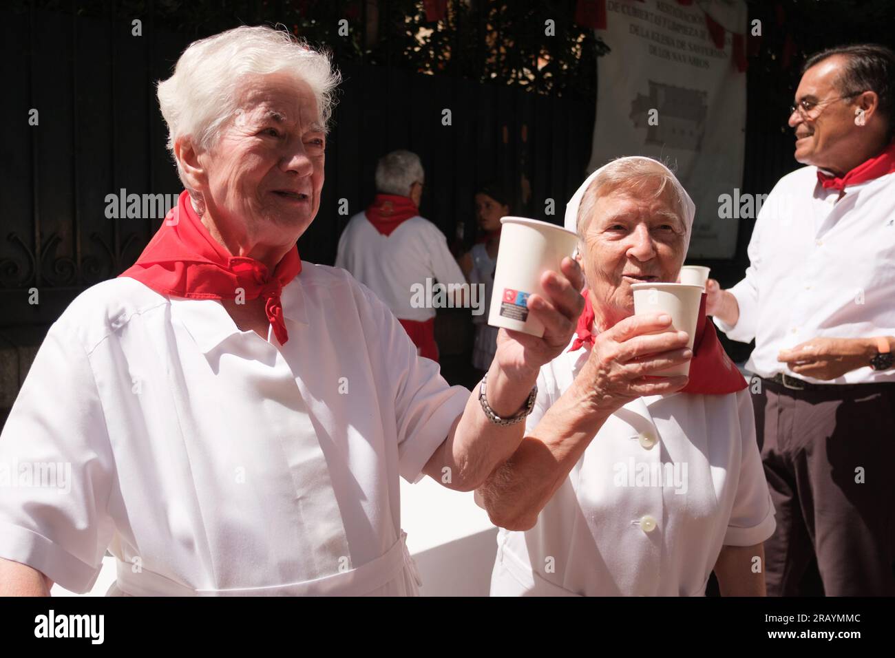 Diverse persone celebrano l'inizio del festival di San Fermin nella Parroquia de San Fermín de los Navarros a Madrid, 6 luglio 2023. Spagna Foto Stock