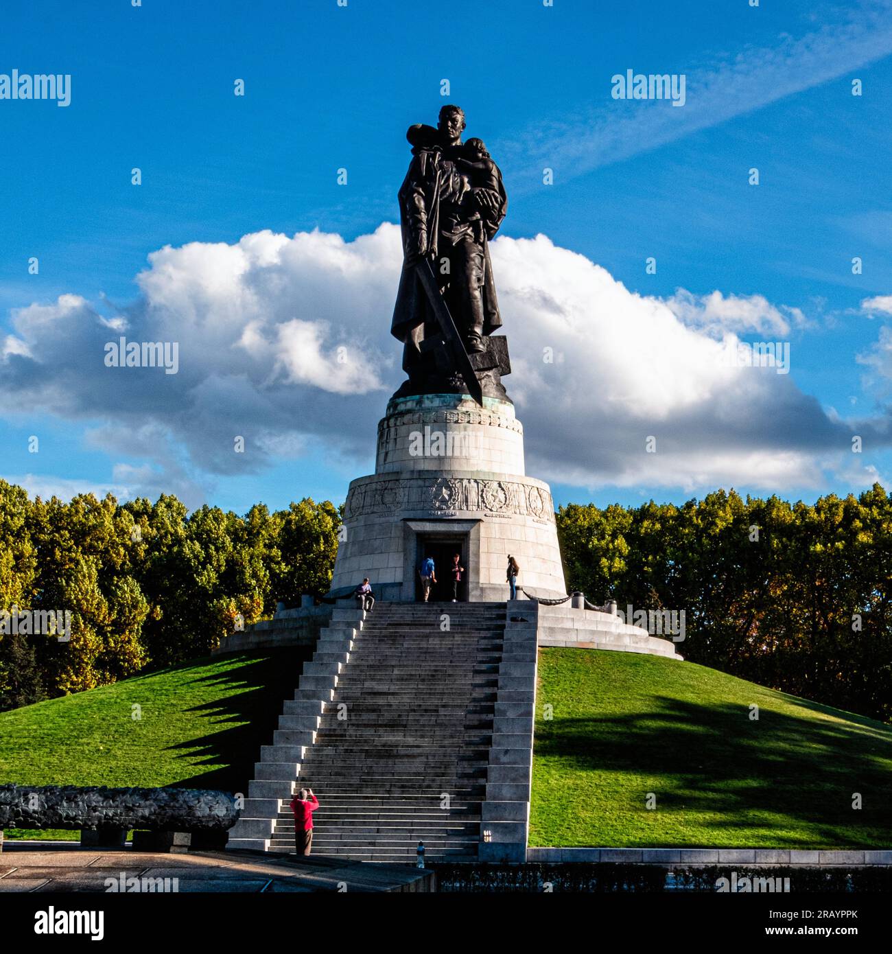 Scultura in bronzo alta 12 metri di soldato sovietico Lo scultore Yevgeny Vuchetich al Memoriale di guerra sovietico a Treptow Park, Berlino, Germania Foto Stock