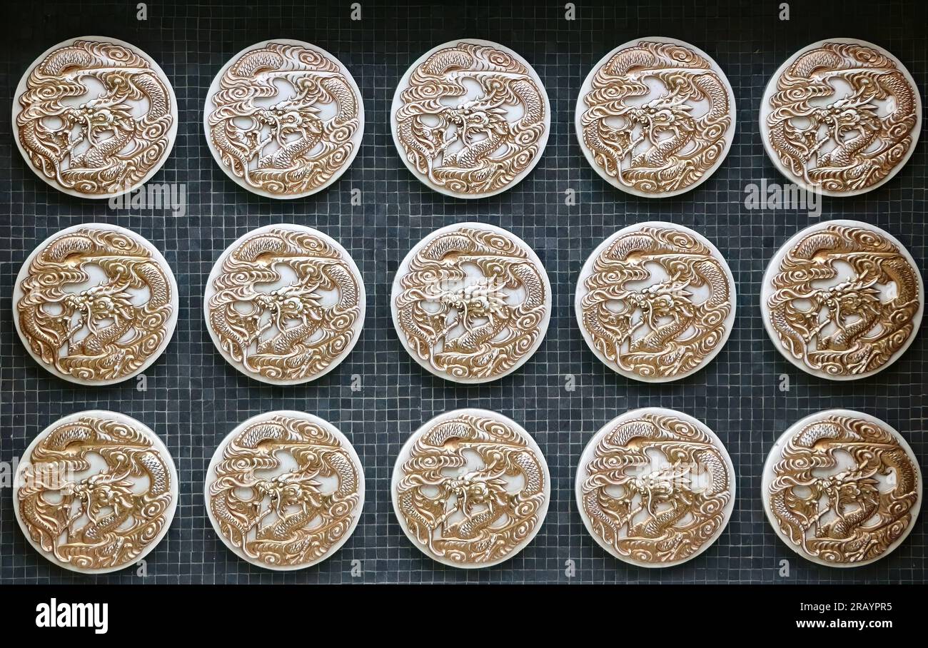 Medaglioni di drago d'oro in rilievo sul muro della Bank of America, all'incrocio tra Grant Avenue e Sacramento San Francisco California USA Foto Stock