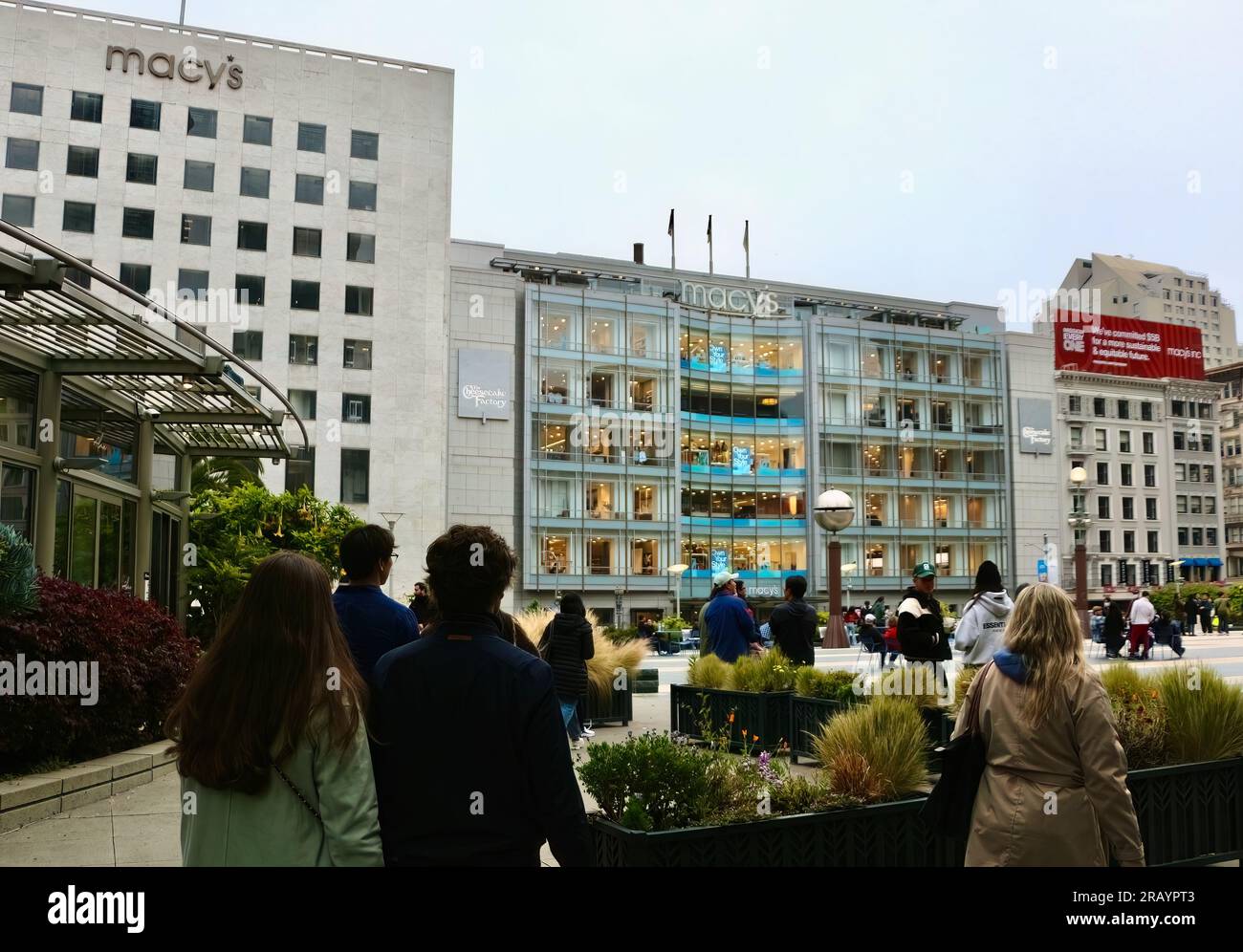 Turisti con la facciata esterna di Macy's Union Square San Francisco California USA Foto Stock