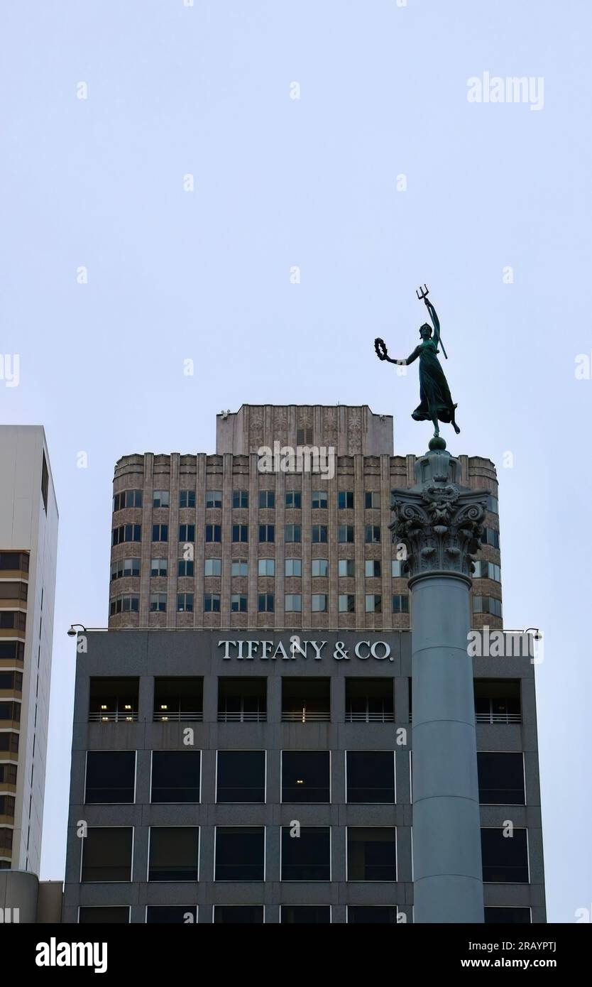 Il Dewey Monument Tiffany & Co e i grandi magazzini Saks Fifth Avenue Union Square San Francisco California USA Foto Stock