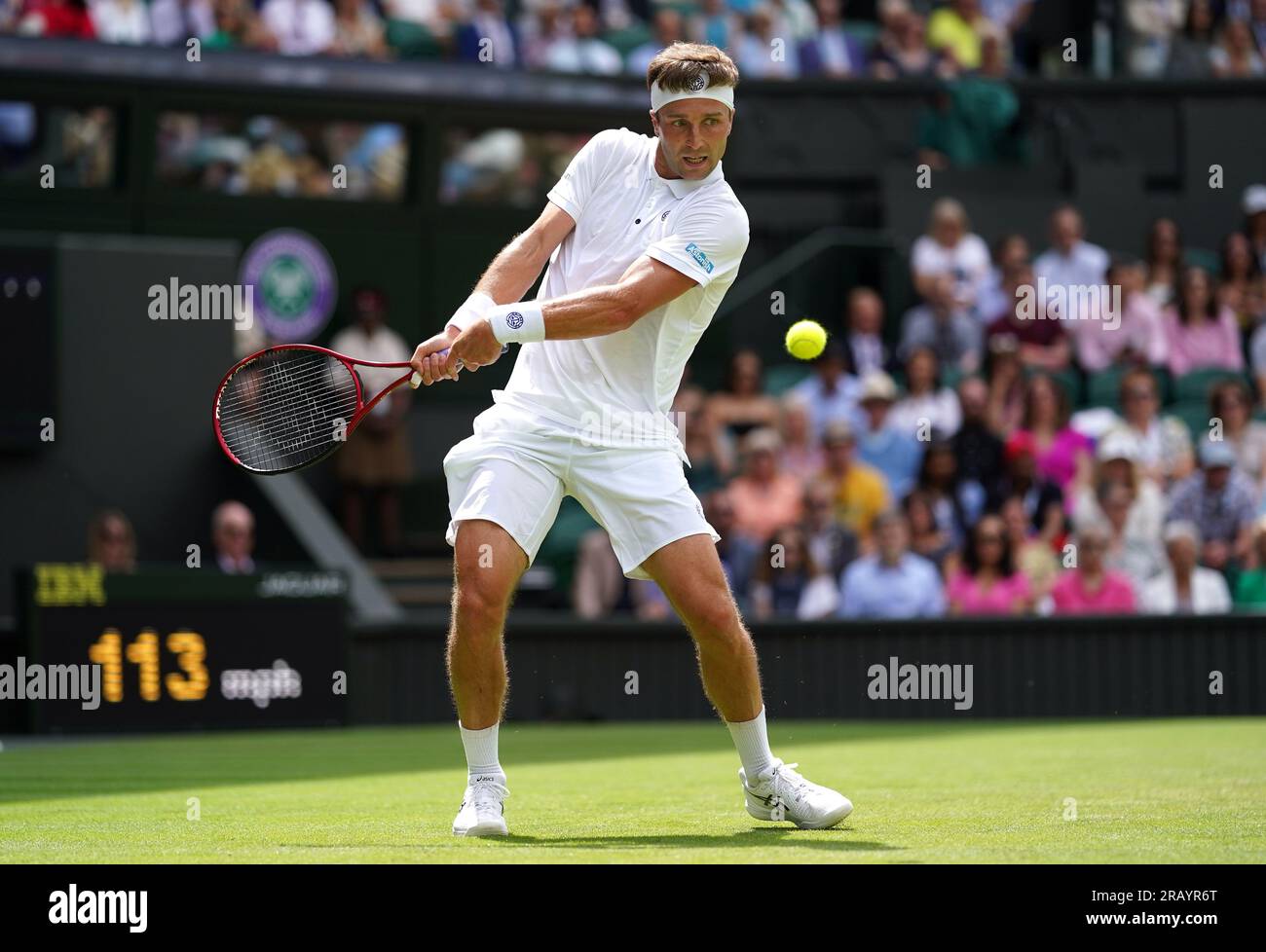 Liam Broady in azione contro Casper Ruud (non nella foto) il quarto giorno dei Campionati di Wimbledon 2023 all'All England Lawn Tennis and Croquet Club di Wimbledon. Data foto: Giovedì 6 luglio 2023. Foto Stock