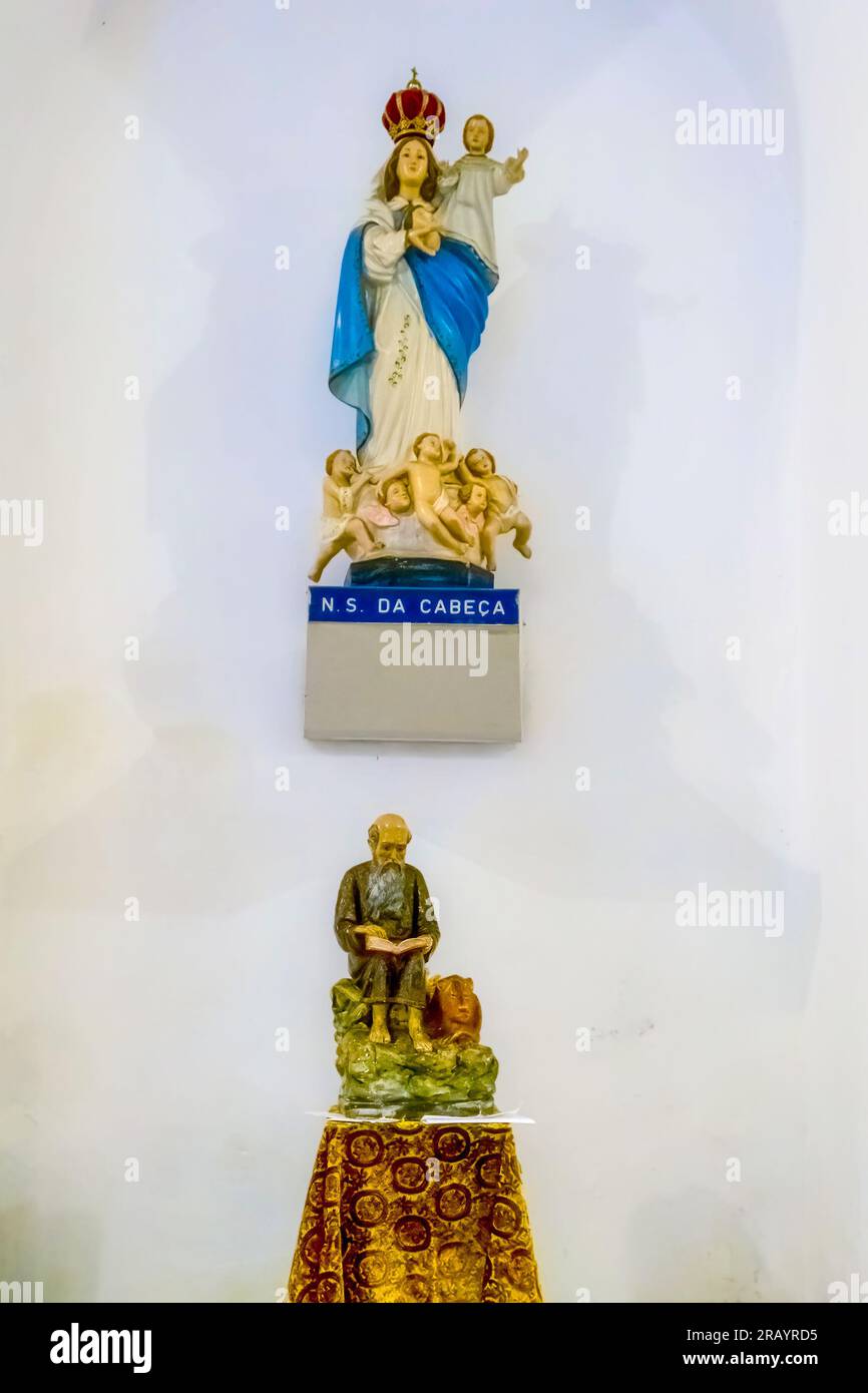 Rio de Janeiro, Brasile - 15 giugno 2023: Statua della Vergine Maria che tiene un bambino e indossa una corona. Ci sono altre sculture di un uomo e umana h Foto Stock