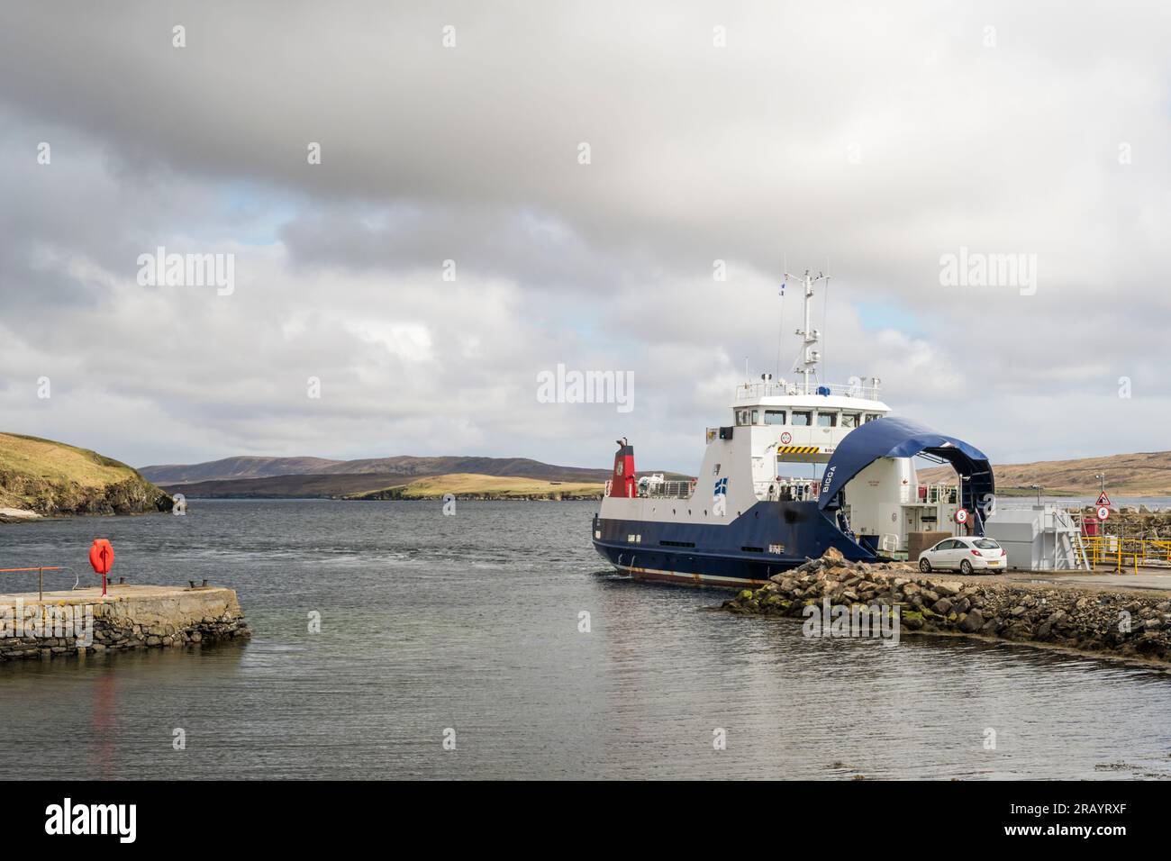 Terminal dei traghetti Gutcher in Yell con il traghetto Bigga che sta per sbarcare prima di partire per Unst e Fetlar, Isole Shetland. Foto Stock