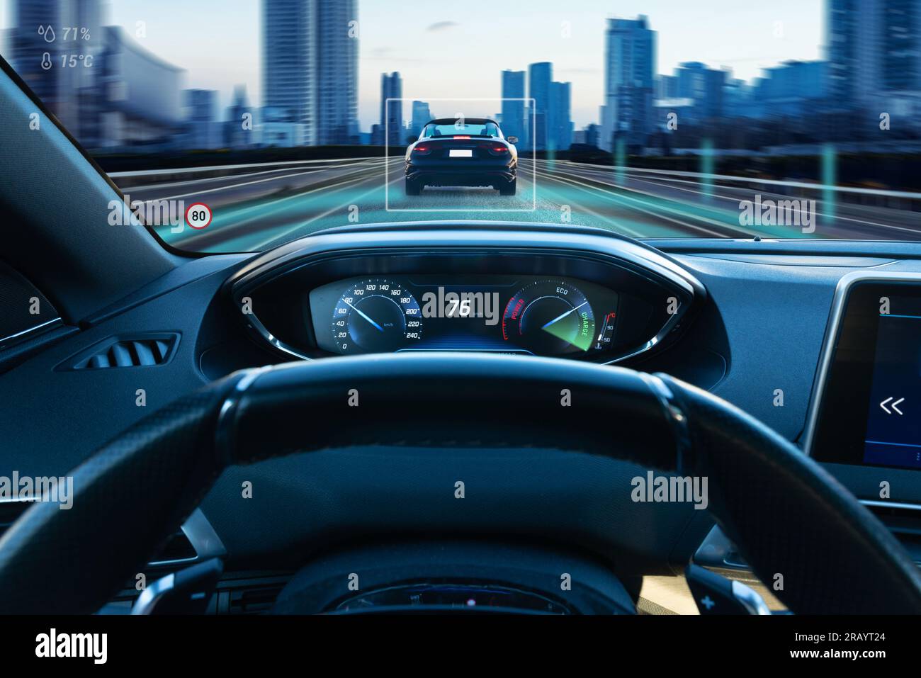 Scena di guida urbana autonoma dal punto di vista del subacqueo, che mostra grafica di guida autonoma, auto, strade cittadine ed edifici Foto Stock