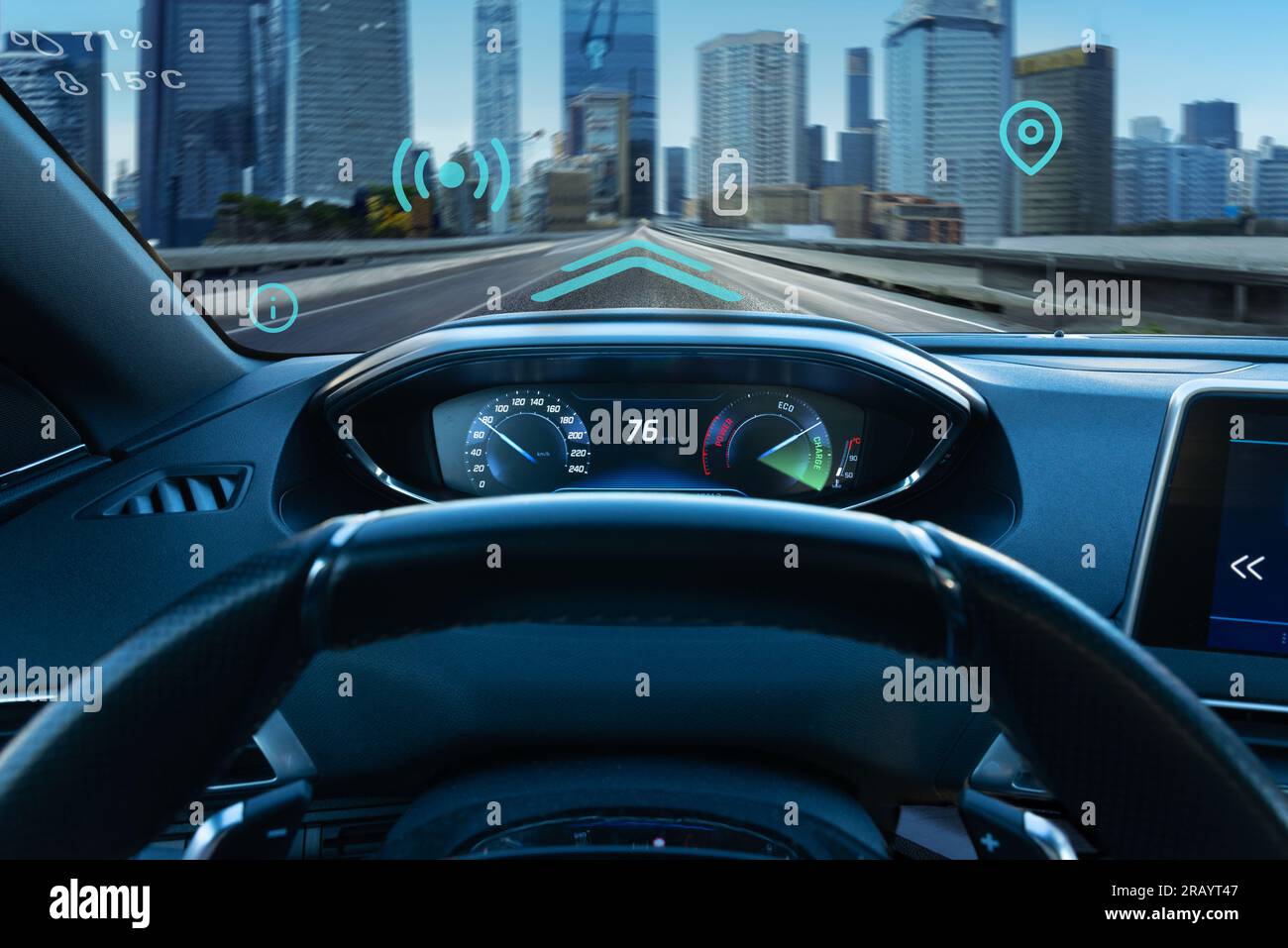 Concetto di navigazione per auto con realtà aumentata. Vista del conducente sulla città e sulle strade Foto Stock