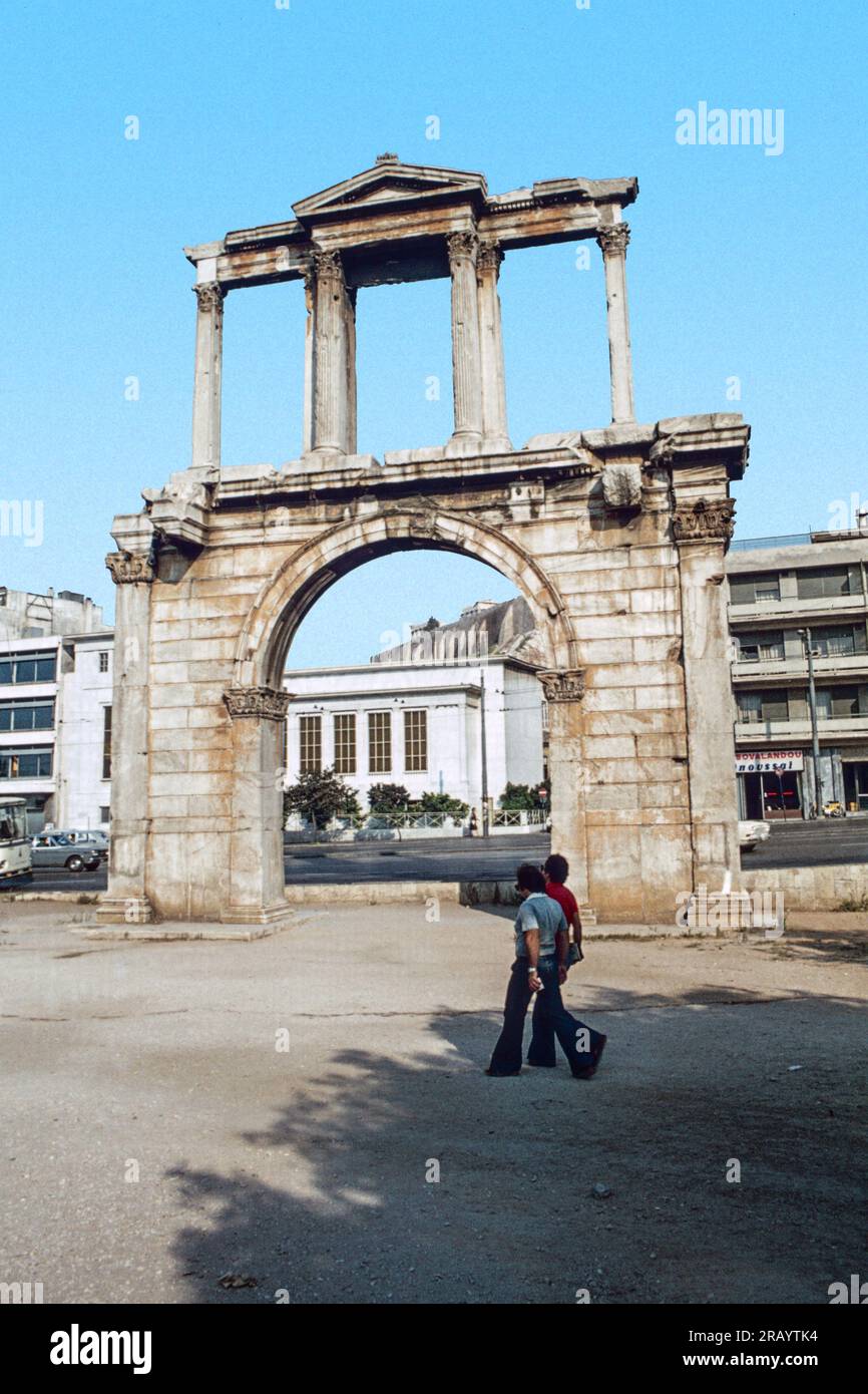 Immagine archivistica dell'Arco di Adriano, Atene Grecia scattata nel 1977 Foto Stock