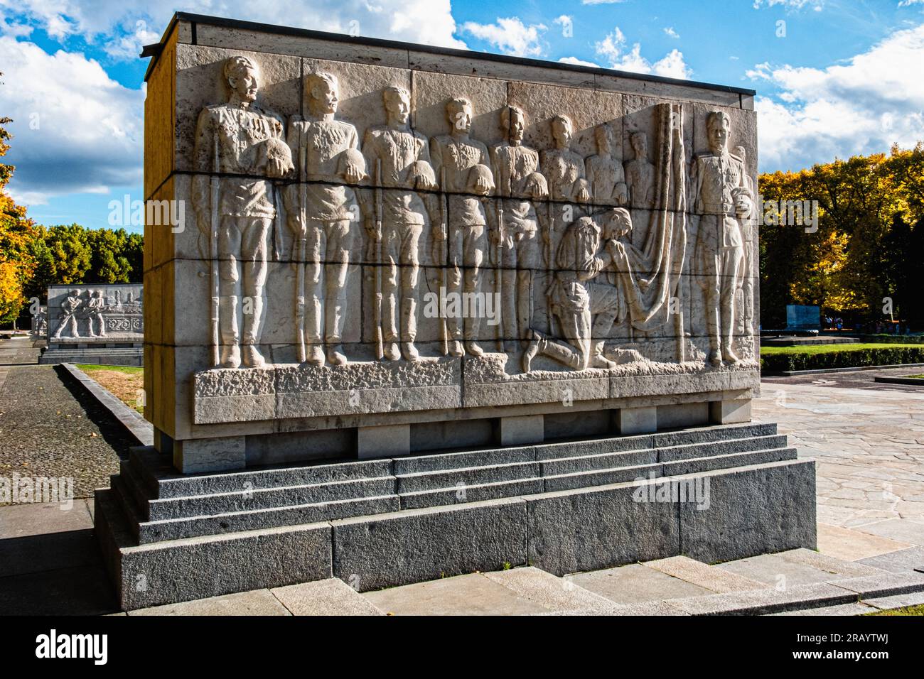 Sarcofago con sculture in rilievo della scena militare presso il Memoriale di guerra sovietico a Treptow Park, Berlino, Germania. 16 sarcofagi in pietra Foto Stock