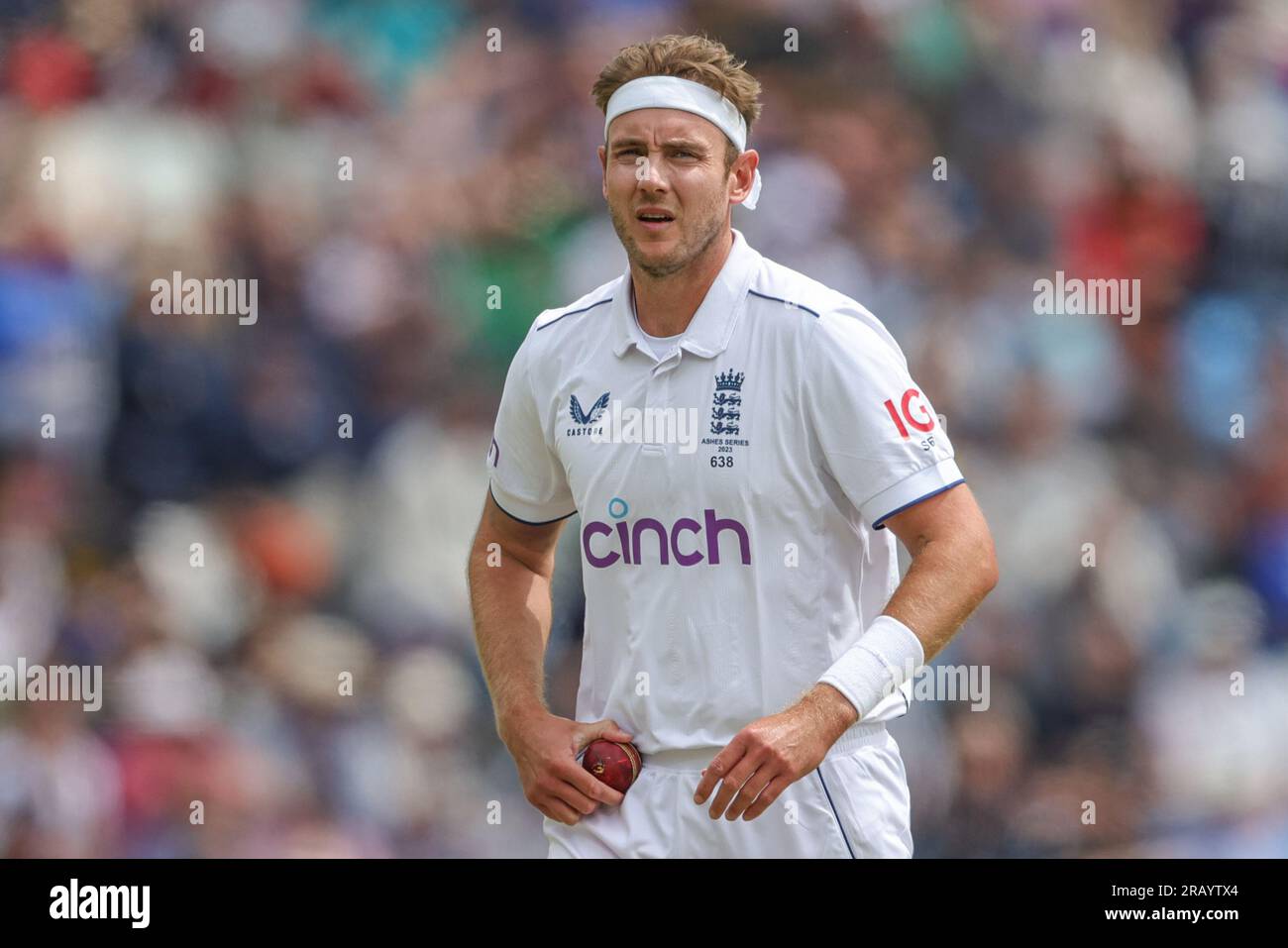 Stuart Broad of England si prepara al meglio durante il torneo LV= Insurance Ashes Third test Series Day 1 Inghilterra contro Australia allo Headingley Stadium, Leeds, Regno Unito, 6 luglio 2023 (foto di Mark Cosgrove/News Images) Foto Stock