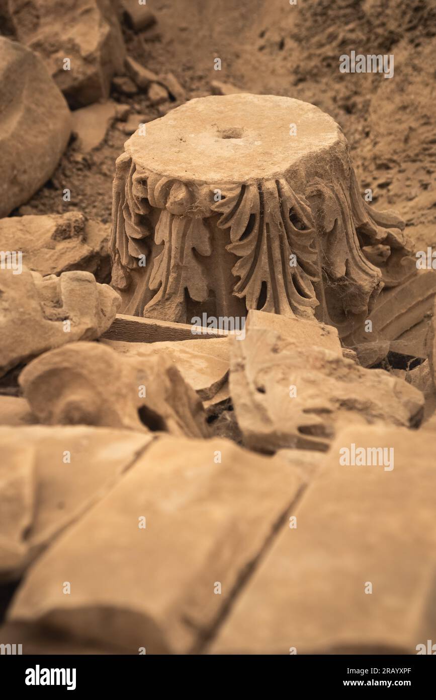 Una capitale corinzia dalla terrazza ospita nell'antica città di Efeso. Foglie di acanto. Izmir, Turchia Foto Stock