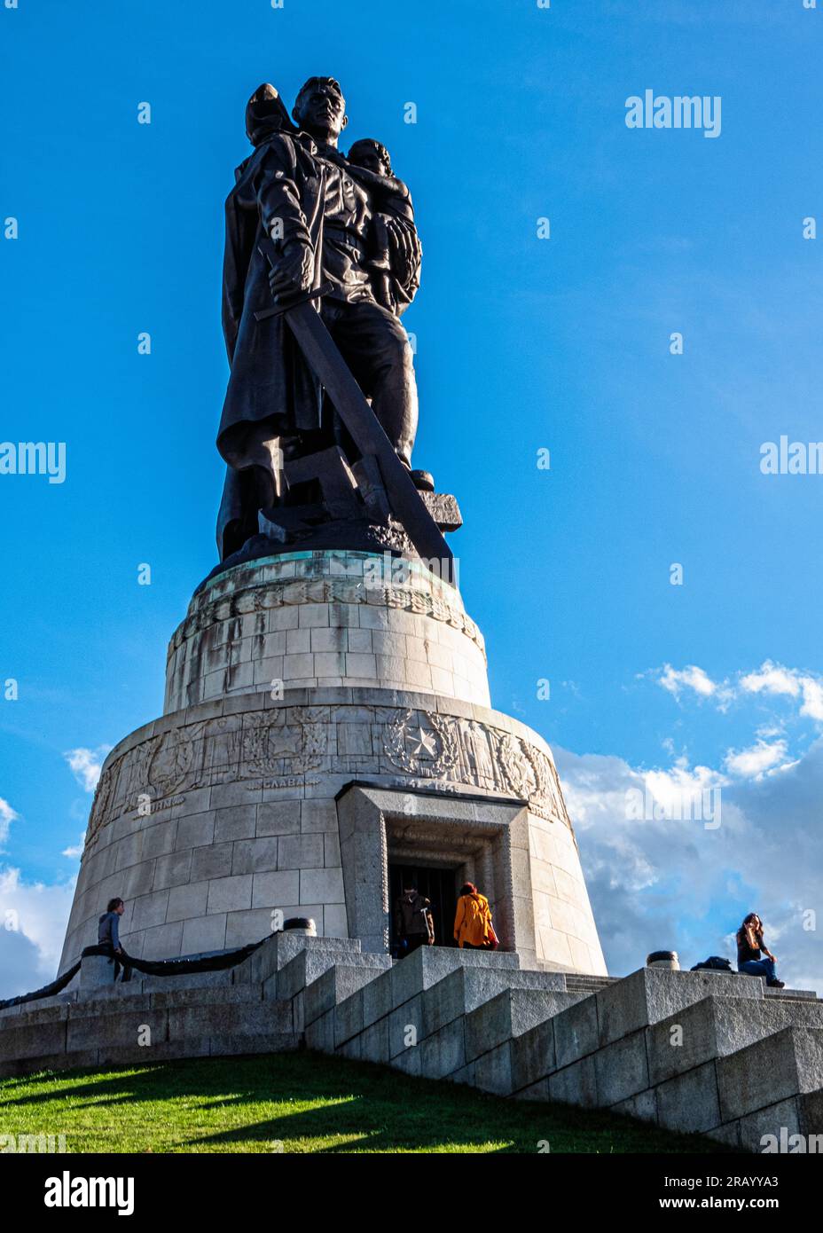 Scultura in bronzo alta 12 metri di soldato sovietico Lo scultore Yevgeny Vuchetich al Memoriale di guerra sovietico a Treptow Park, Berlino, Germania Foto Stock