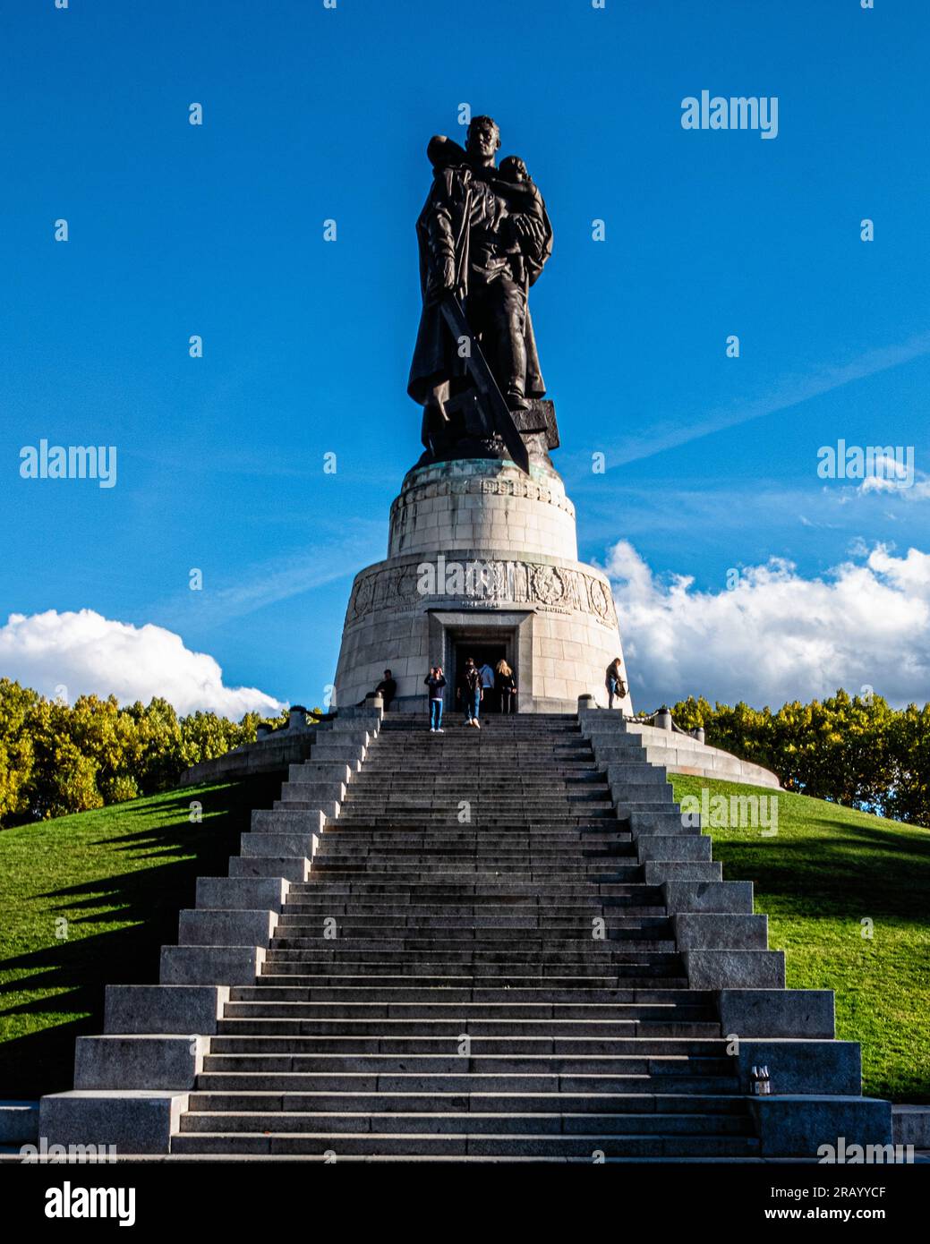Scultura in bronzo alta 12 metri di soldato sovietico Lo scultore Yevgeny Vuchetich al Memoriale di guerra sovietico a Treptow Park, Berlino, Germania Foto Stock